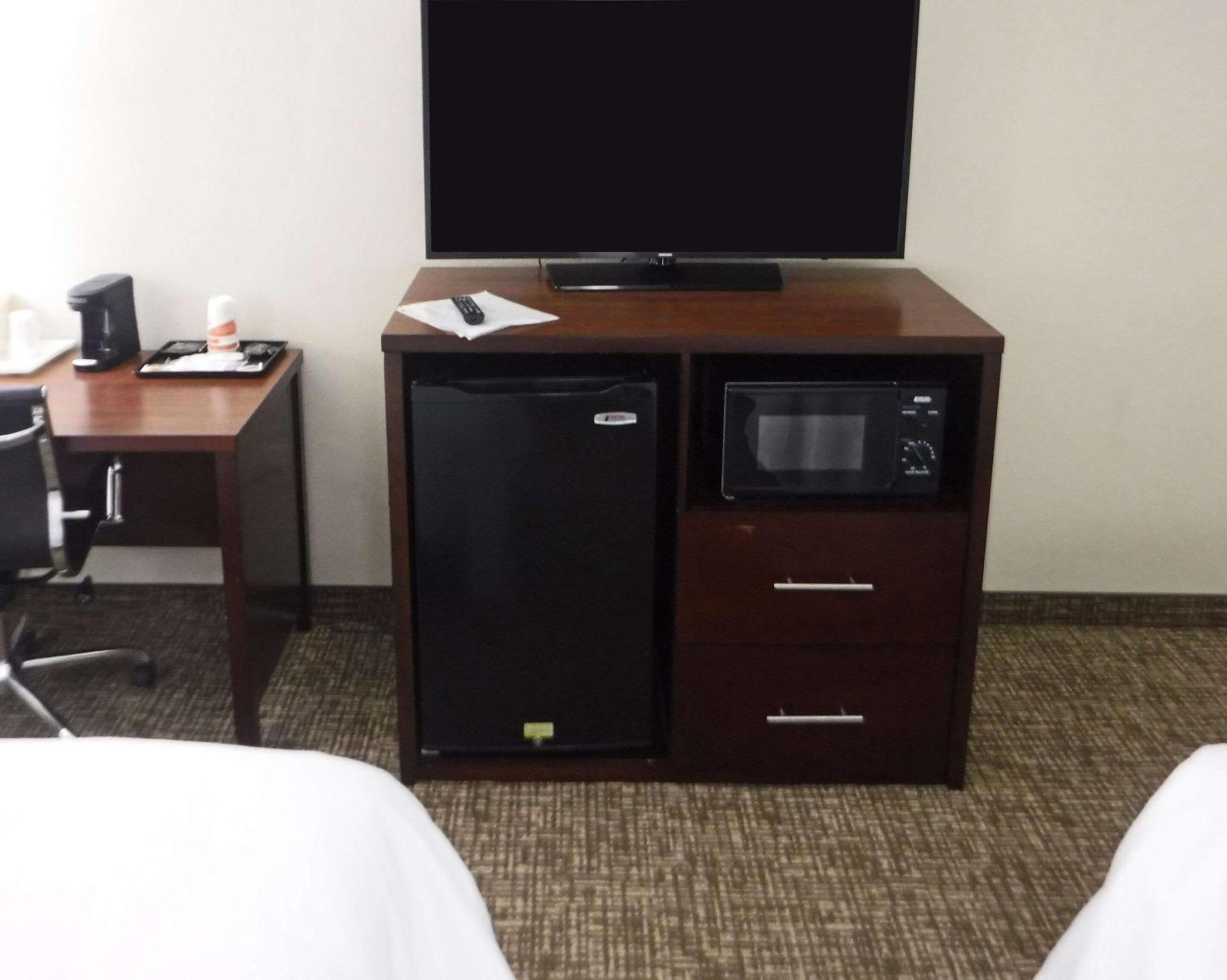 King Suite with Two King Beds - Non-Smoking - Photo 3