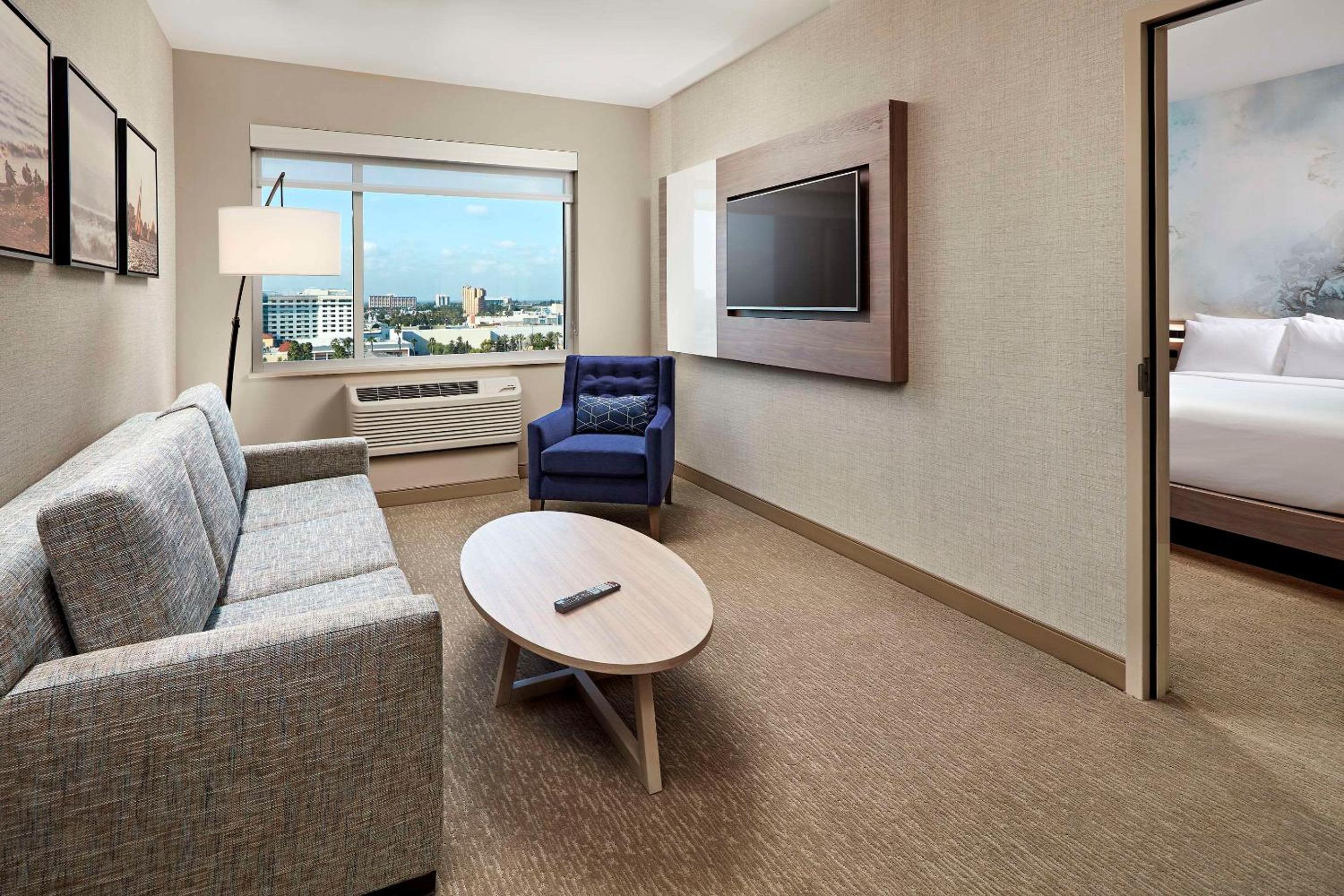 Queen Suite with Two Queen Beds and Sofa Bed - Non-Smoking - Photo 2