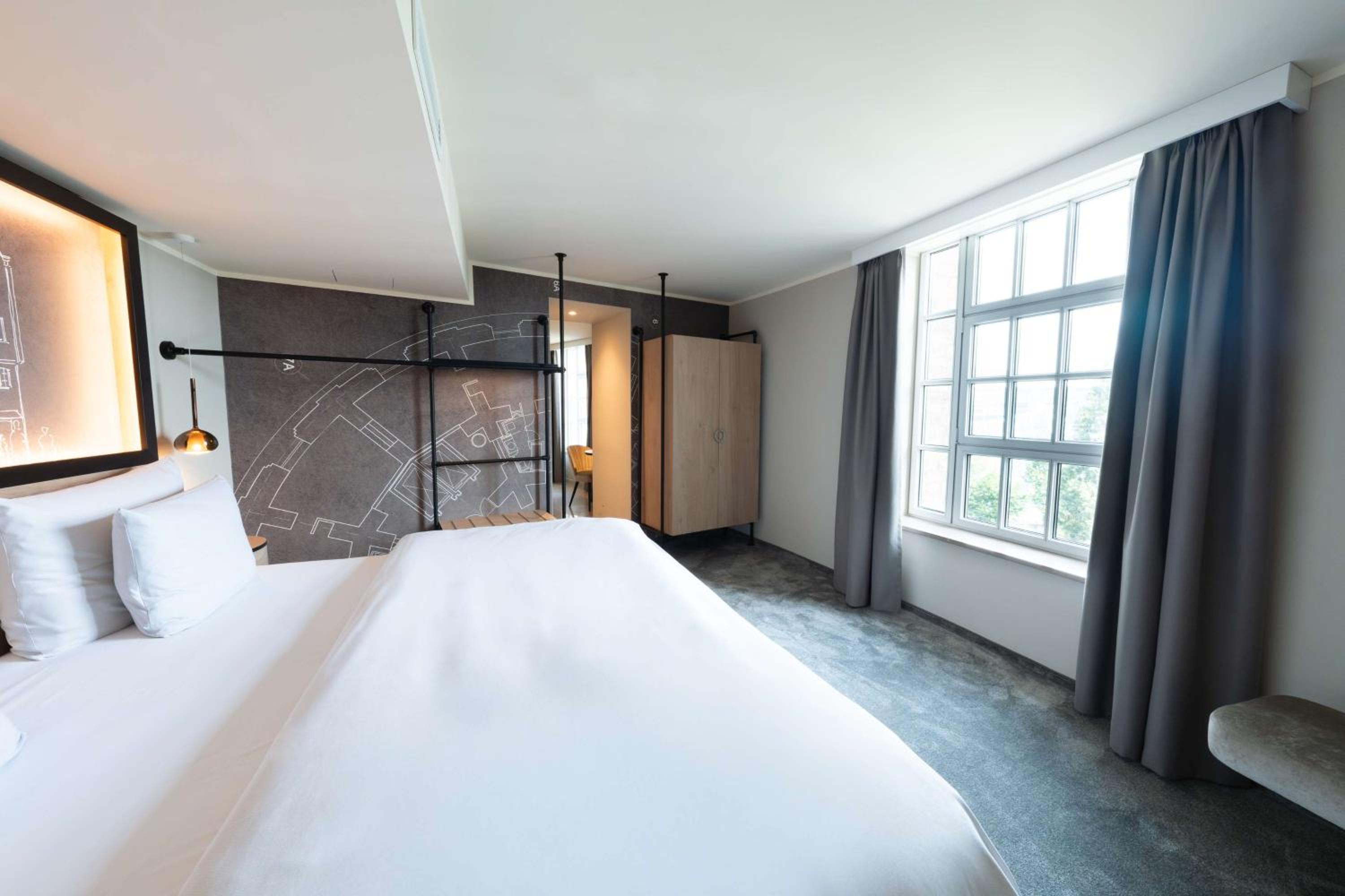 Deluxe King Room thumbnail 6