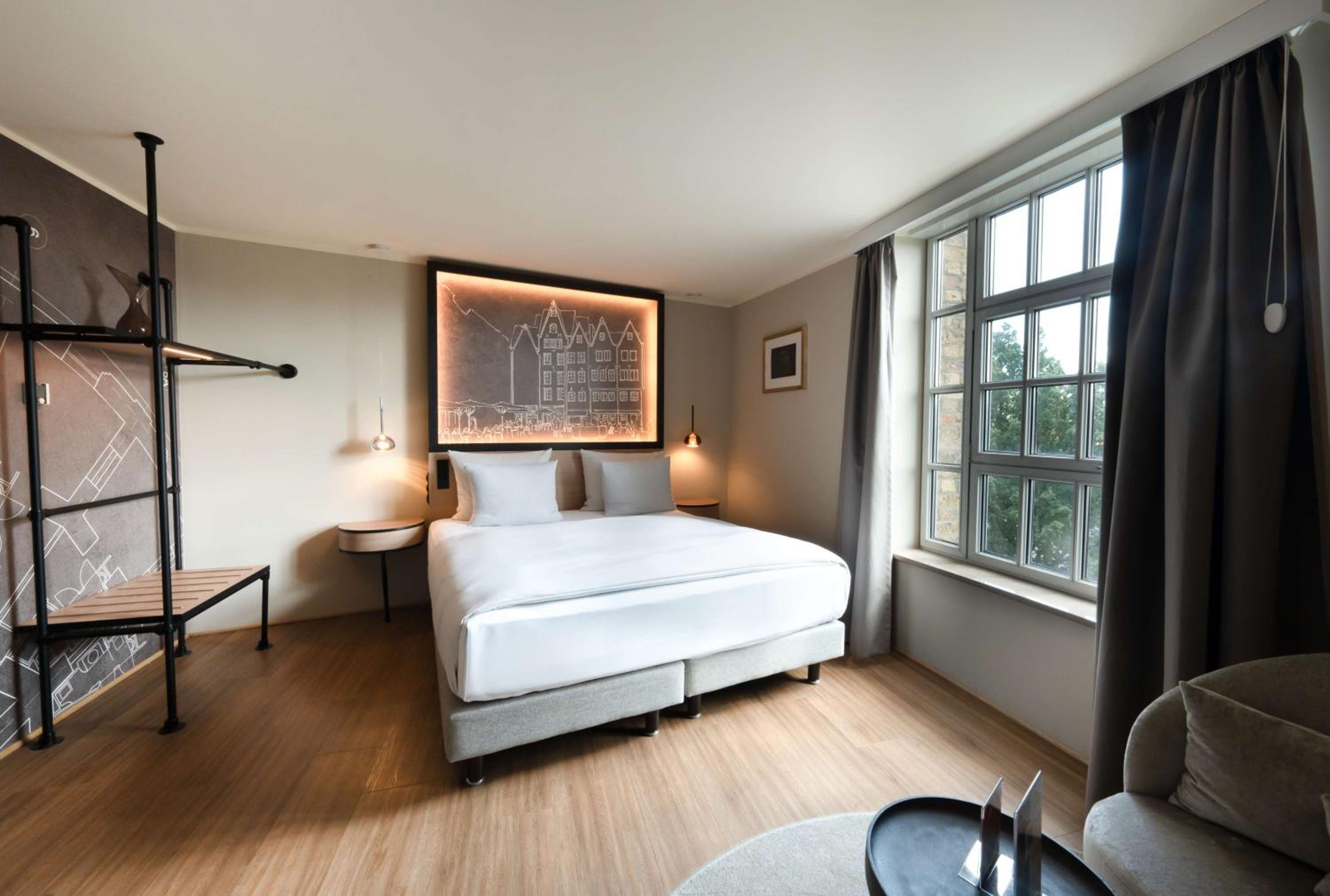 Standard King Room thumbnail 6
