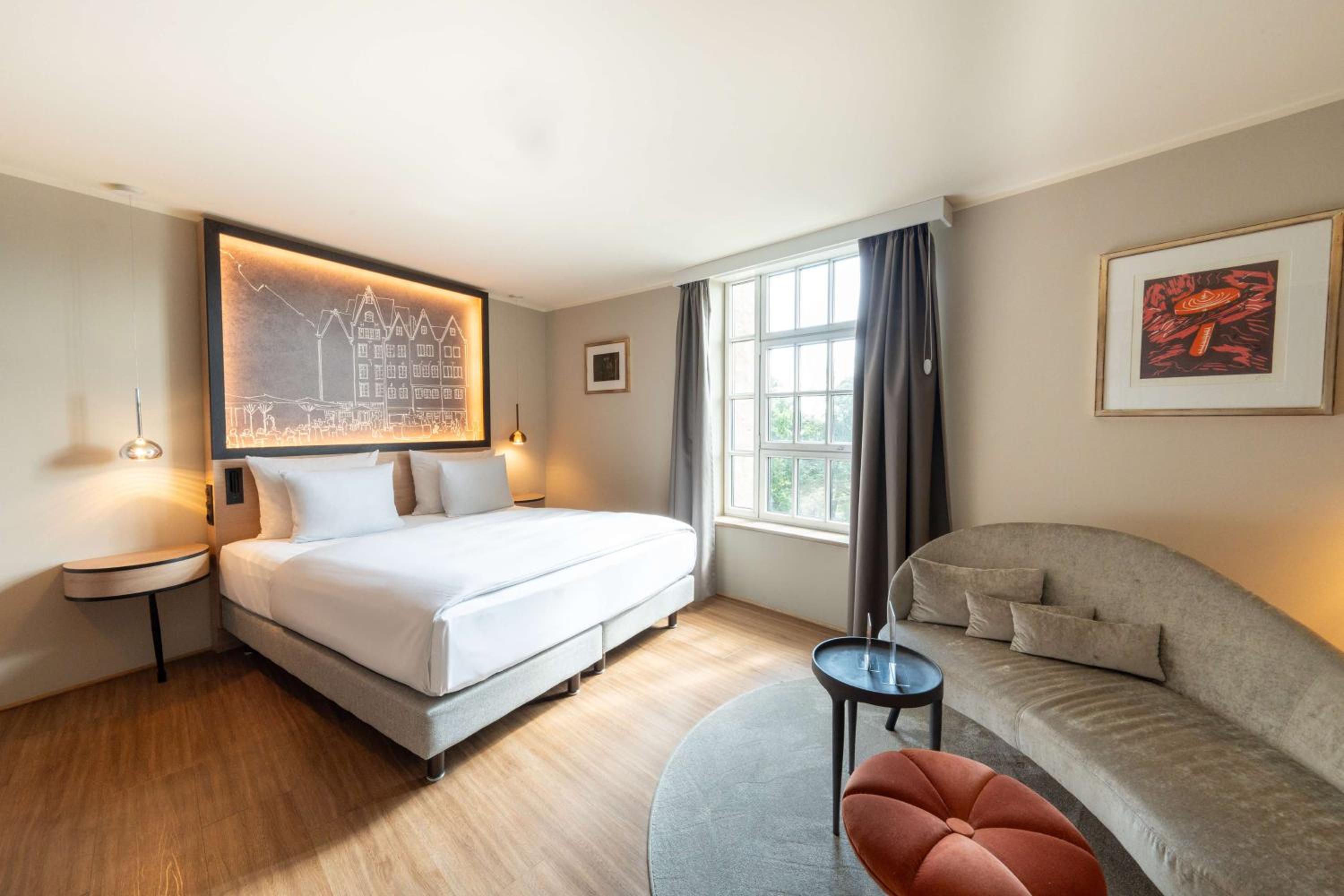 Standard King Room thumbnail 5