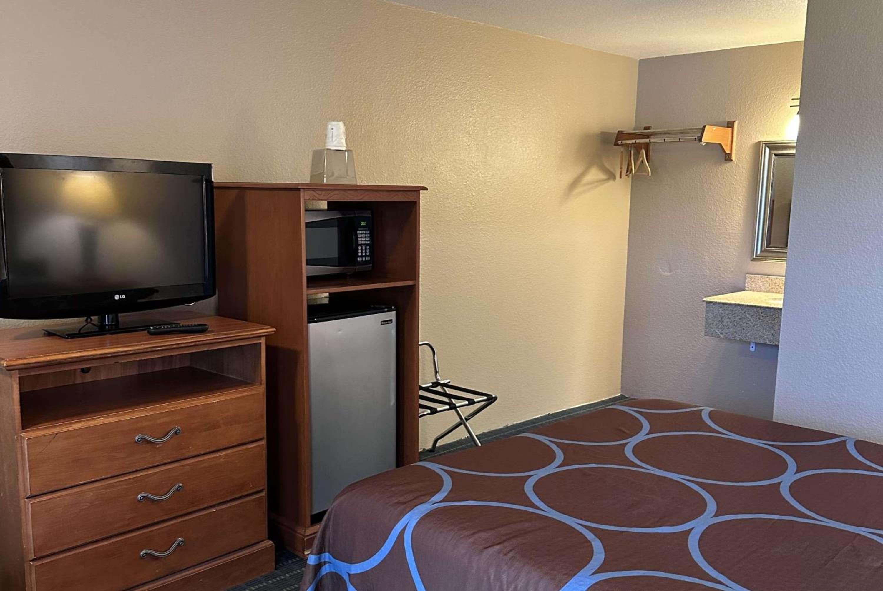 1 Queen Bed, Mobility Accessible Room, Bathtub w/ Grab Bars, Non-Smoking - Photo 1