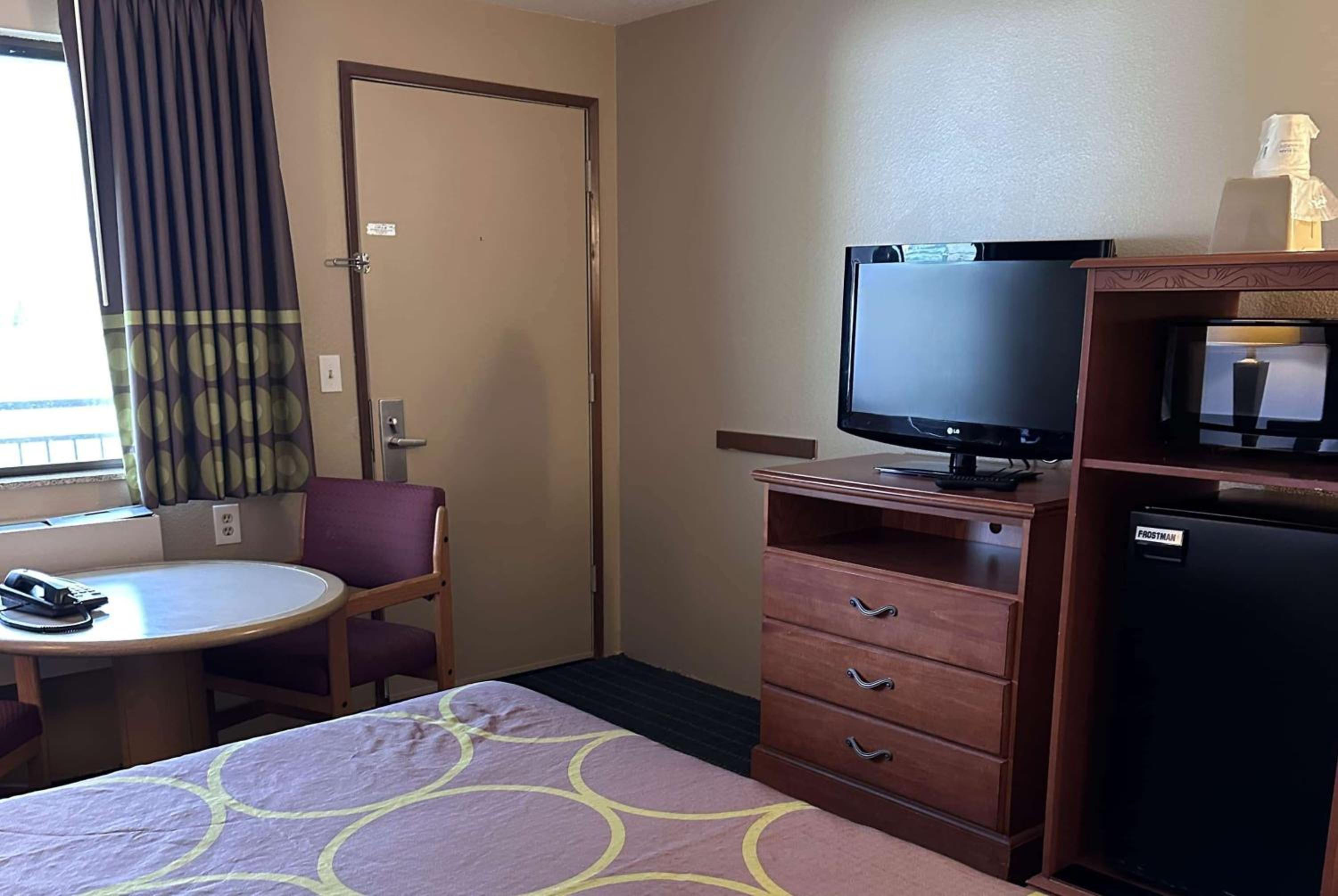 King Room - Non-Smoking - Photo 1