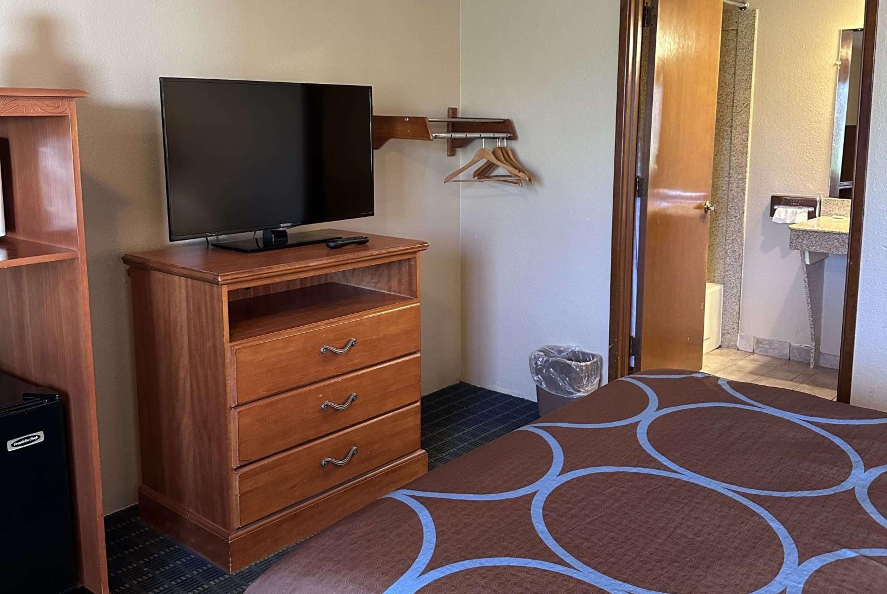 1 Queen Bed, Mobility Accessible Room, Bathtub w/ Grab Bars, Non-Smoking - Photo 15