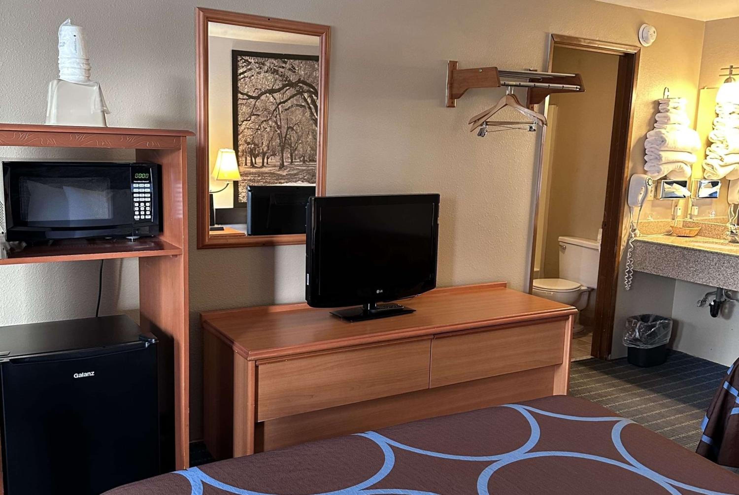 1 Queen Bed, Mobility Accessible Room, Bathtub w/ Grab Bars, Non-Smoking - Photo 2