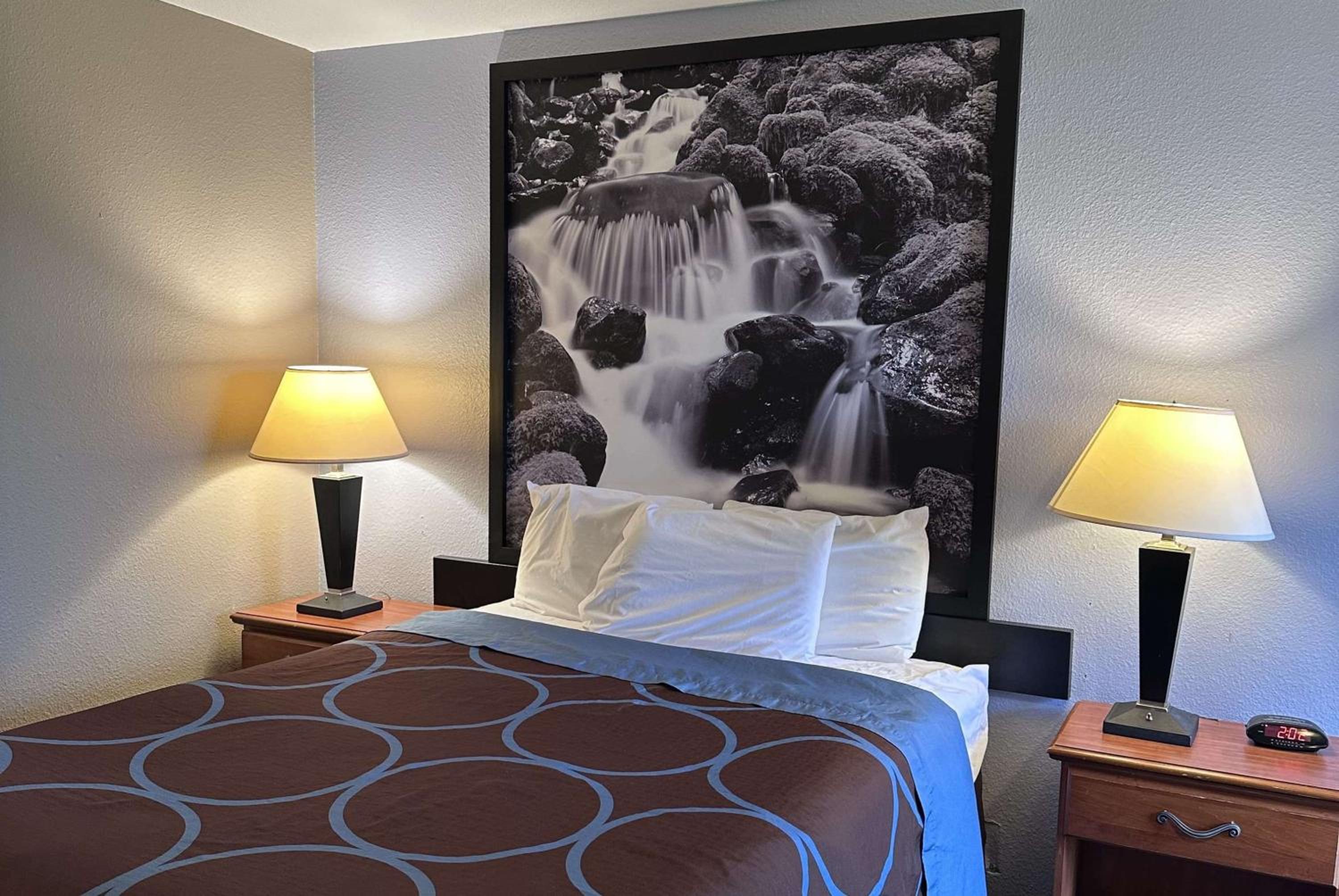 1 Queen Bed, Mobility Accessible Room, Bathtub w/ Grab Bars, Non-Smoking - Photo 14