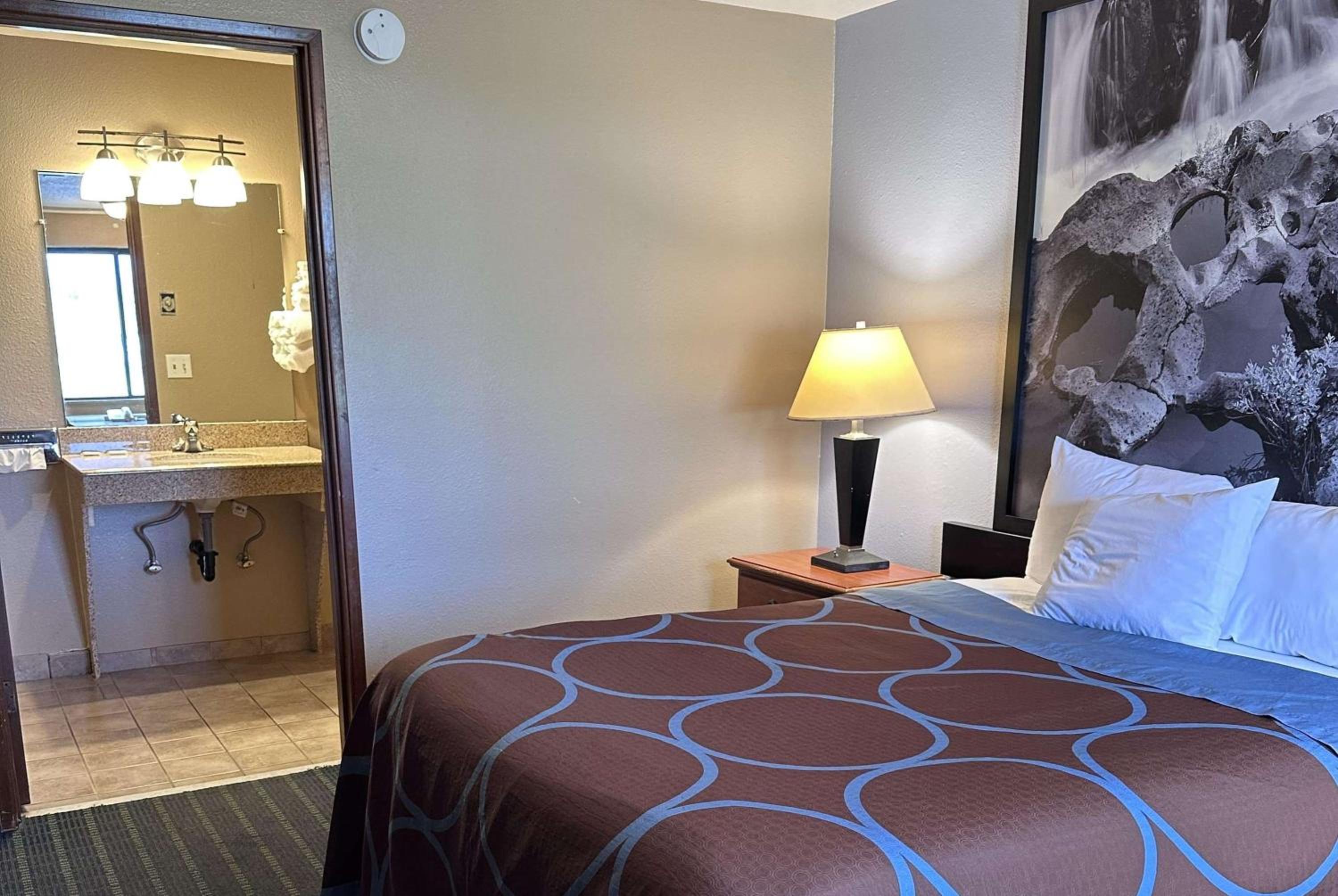 1 Queen Bed, Mobility Accessible Room, Bathtub w/ Grab Bars, Non-Smoking - Photo 13