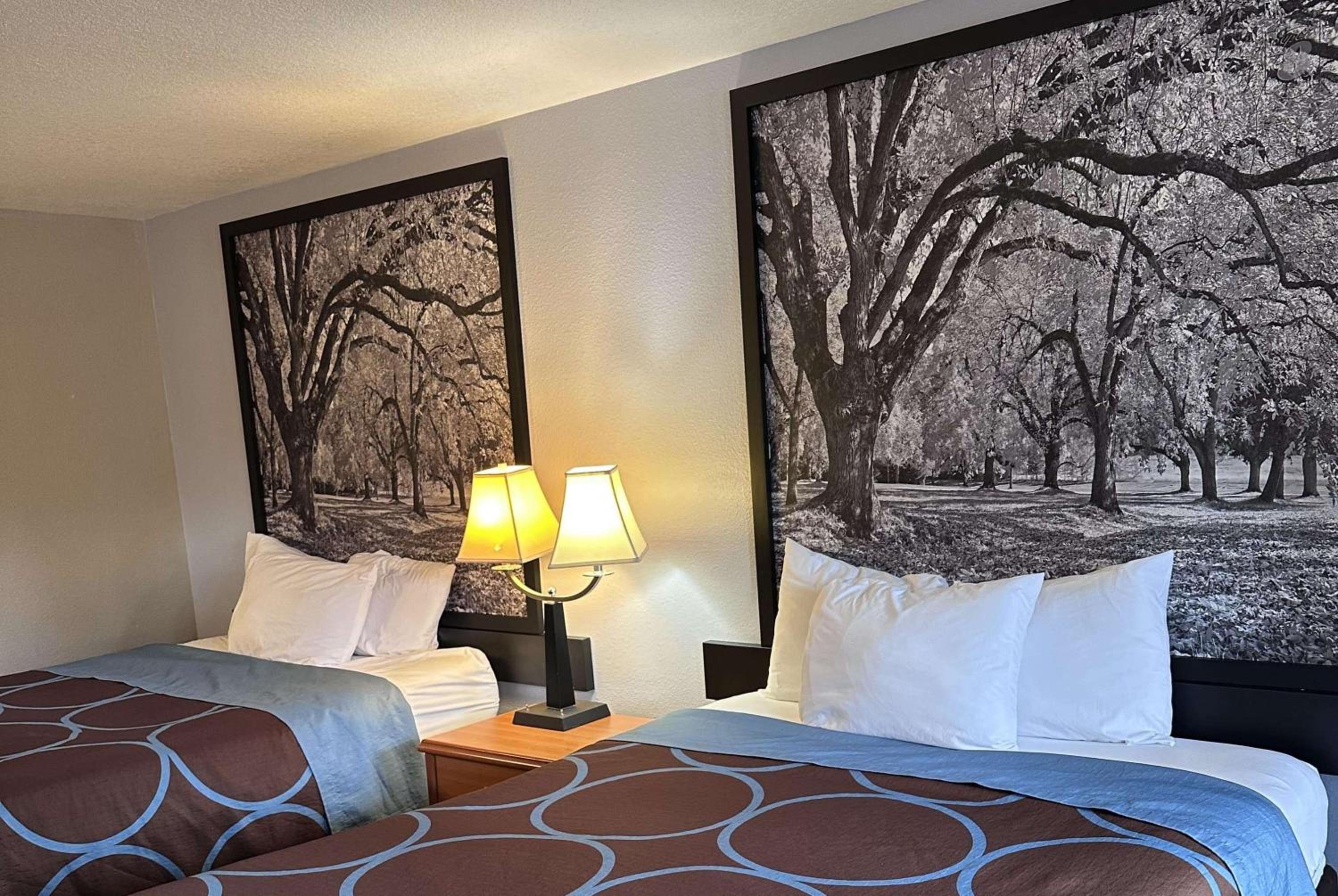 Queen Room with Two Queen Beds - Non-Smoking - Photo 1