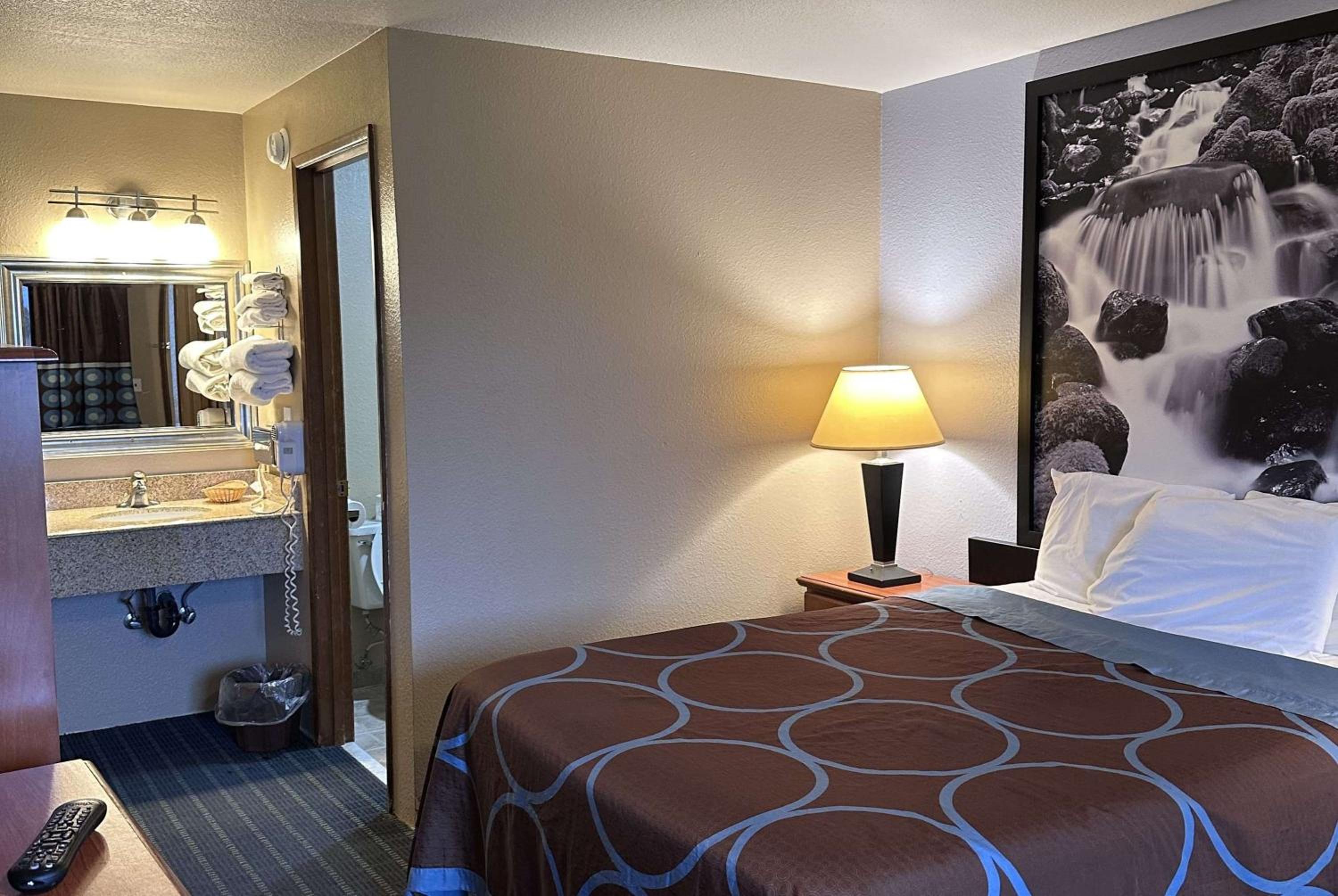 1 Queen Bed, Mobility Accessible Room, Bathtub w/ Grab Bars, Non-Smoking - Photo 12
