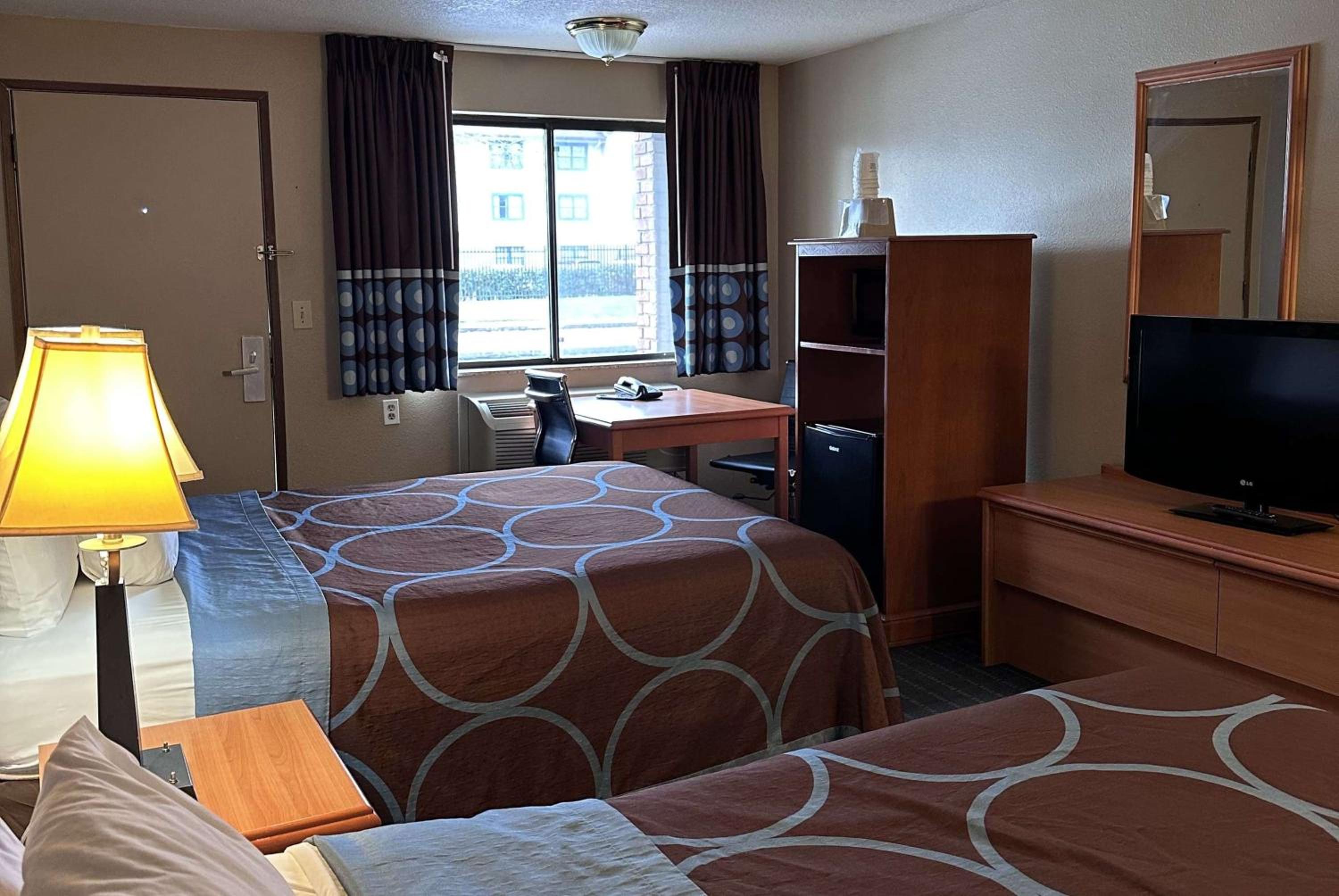 Queen Room with Two Queen Beds - Non-Smoking - Photo 3