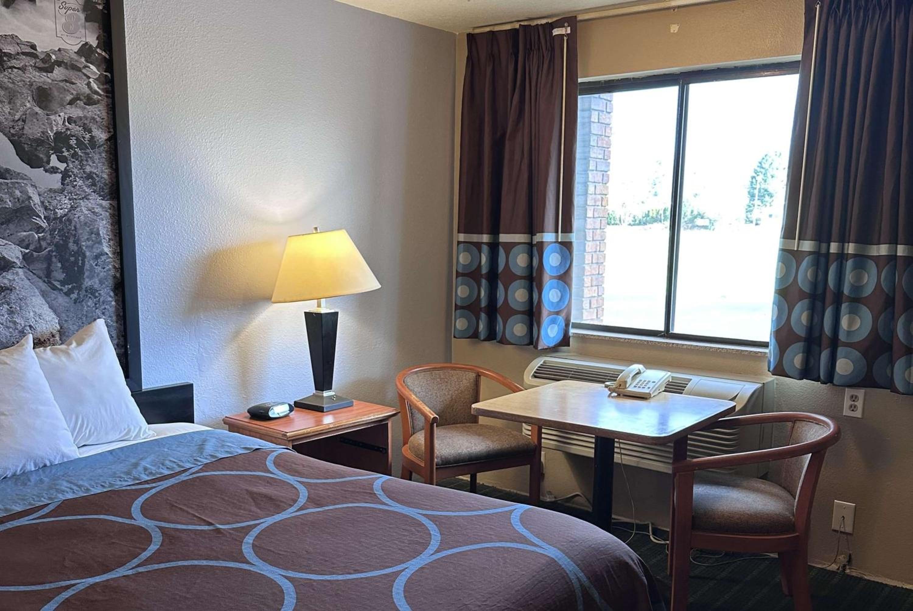 1 Queen Bed, Mobility Accessible Room, Bathtub w/ Grab Bars, Non-Smoking - Photo 11