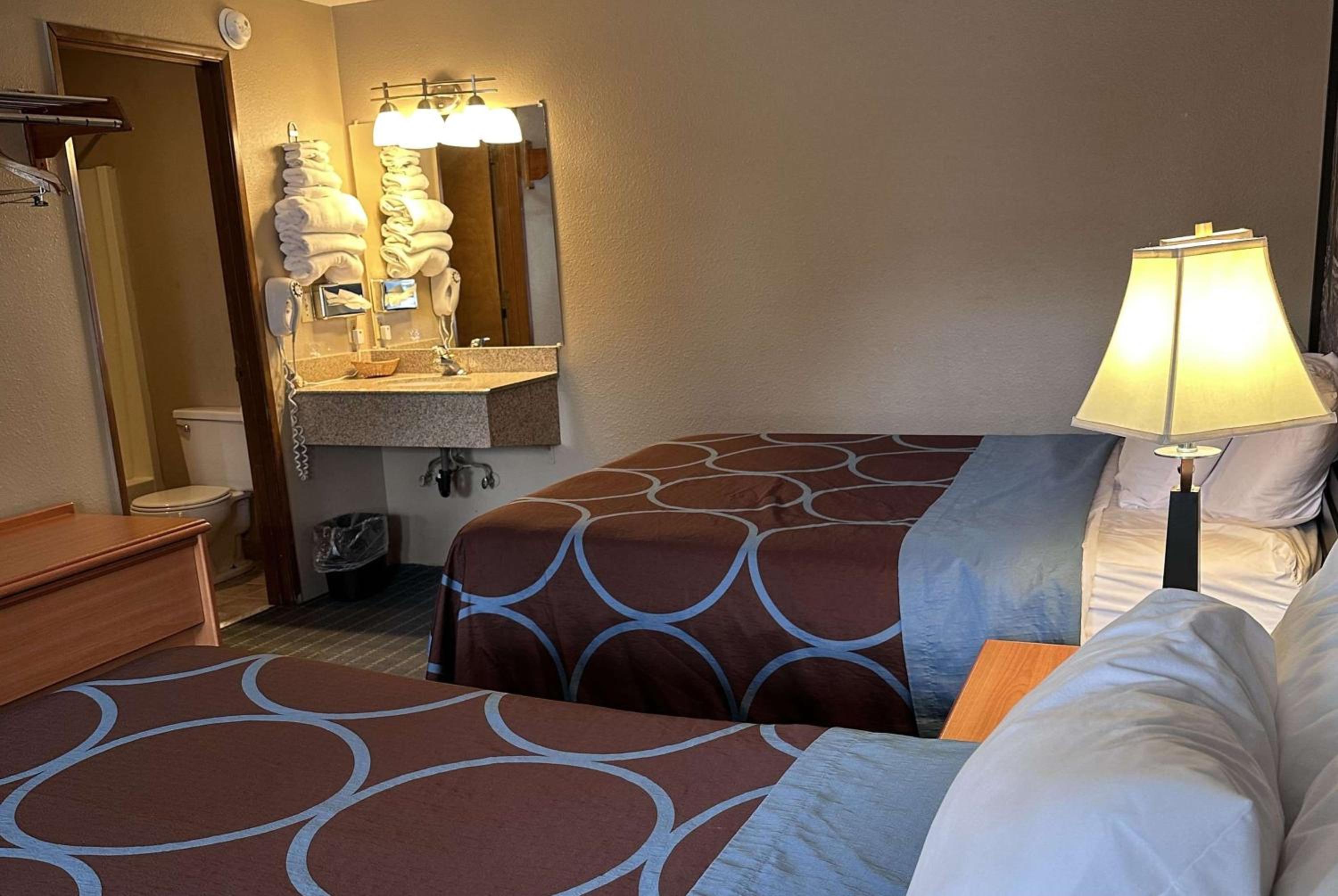 Queen Room with Two Queen Beds - Non-Smoking - Photo 4