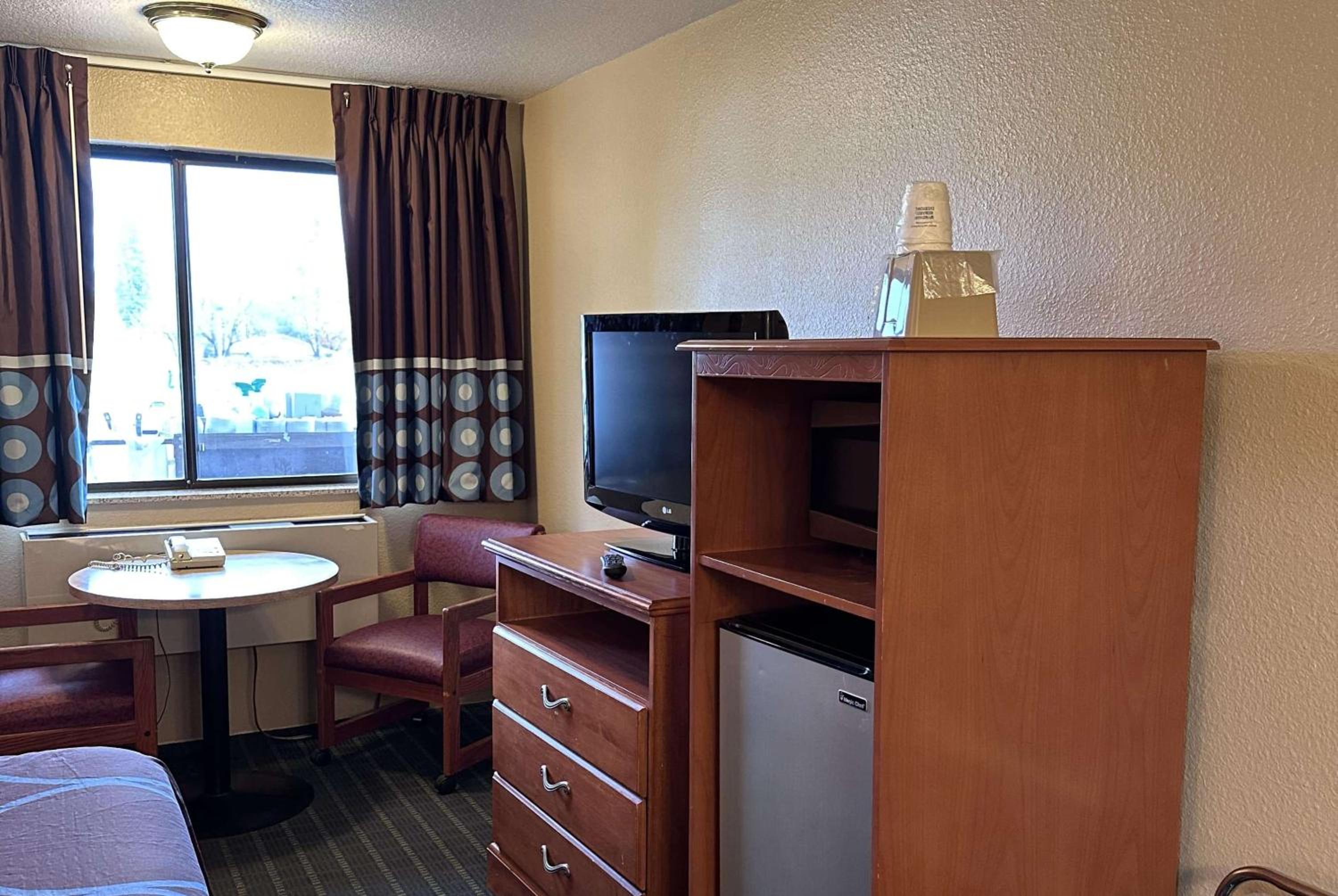 1 Queen Bed, Mobility Accessible Room, Bathtub w/ Grab Bars, Non-Smoking - Photo 10
