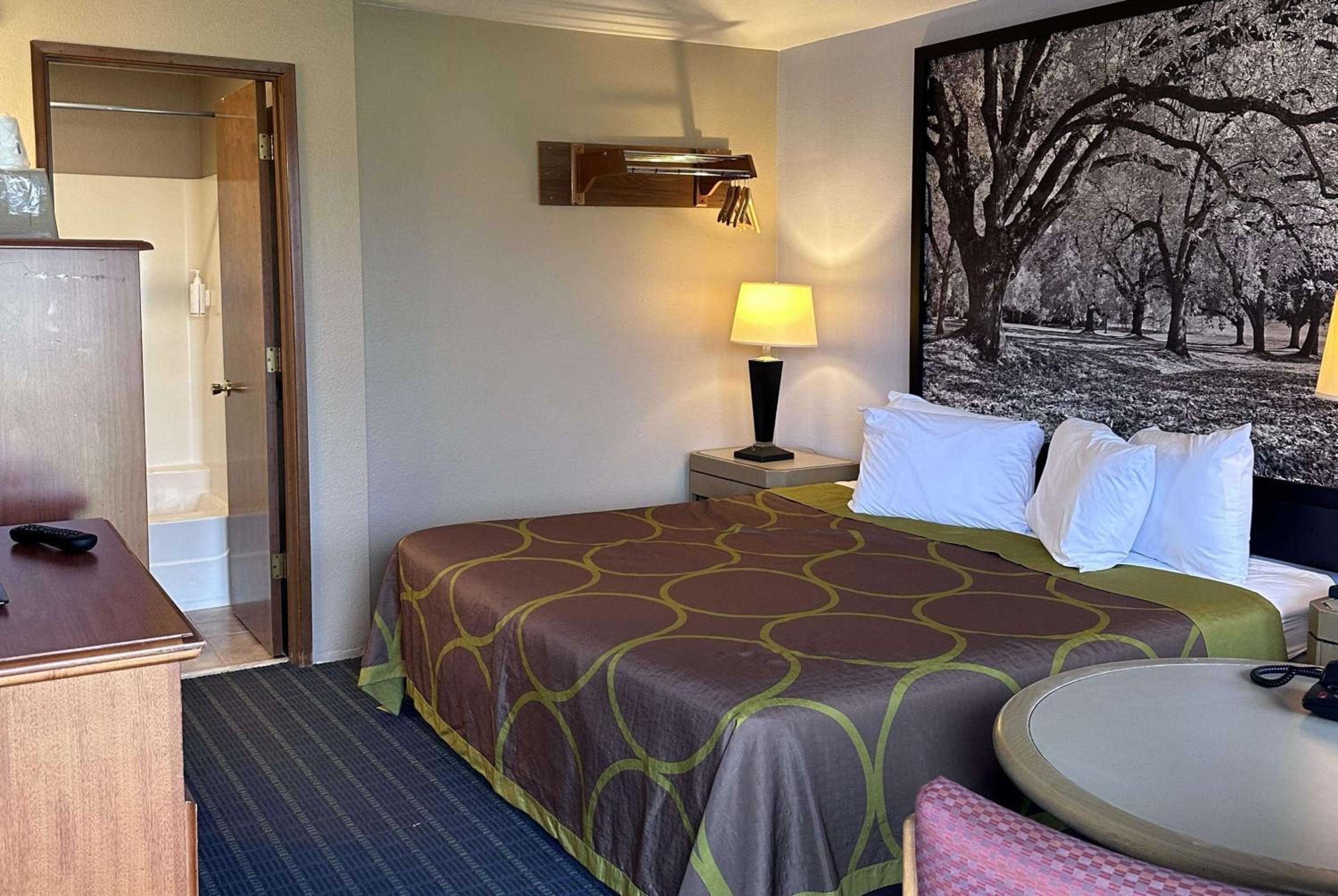 King Room - Non-Smoking - Photo 7