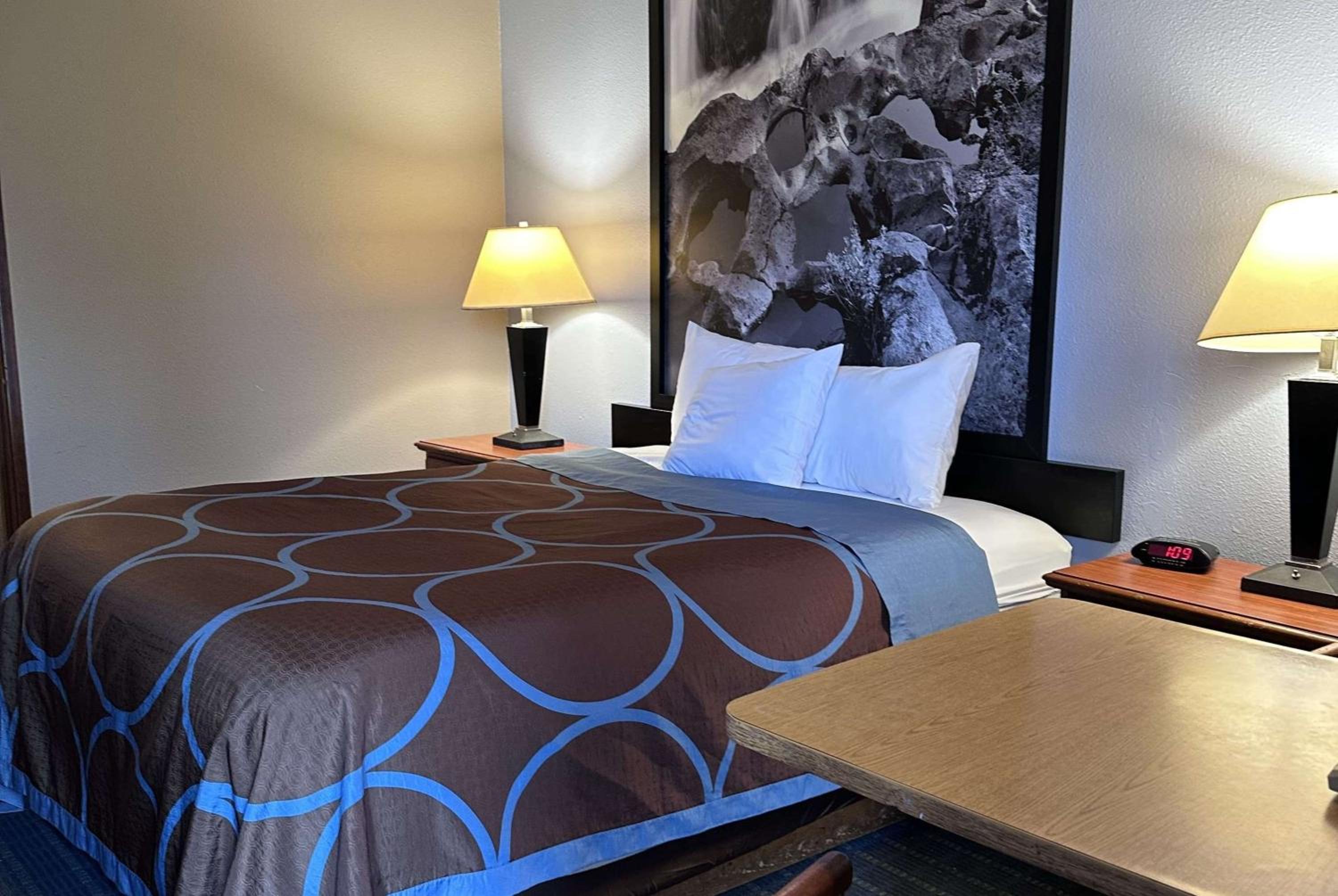 1 Queen Bed, Mobility Accessible Room, Bathtub w/ Grab Bars, Non-Smoking - Photo 9