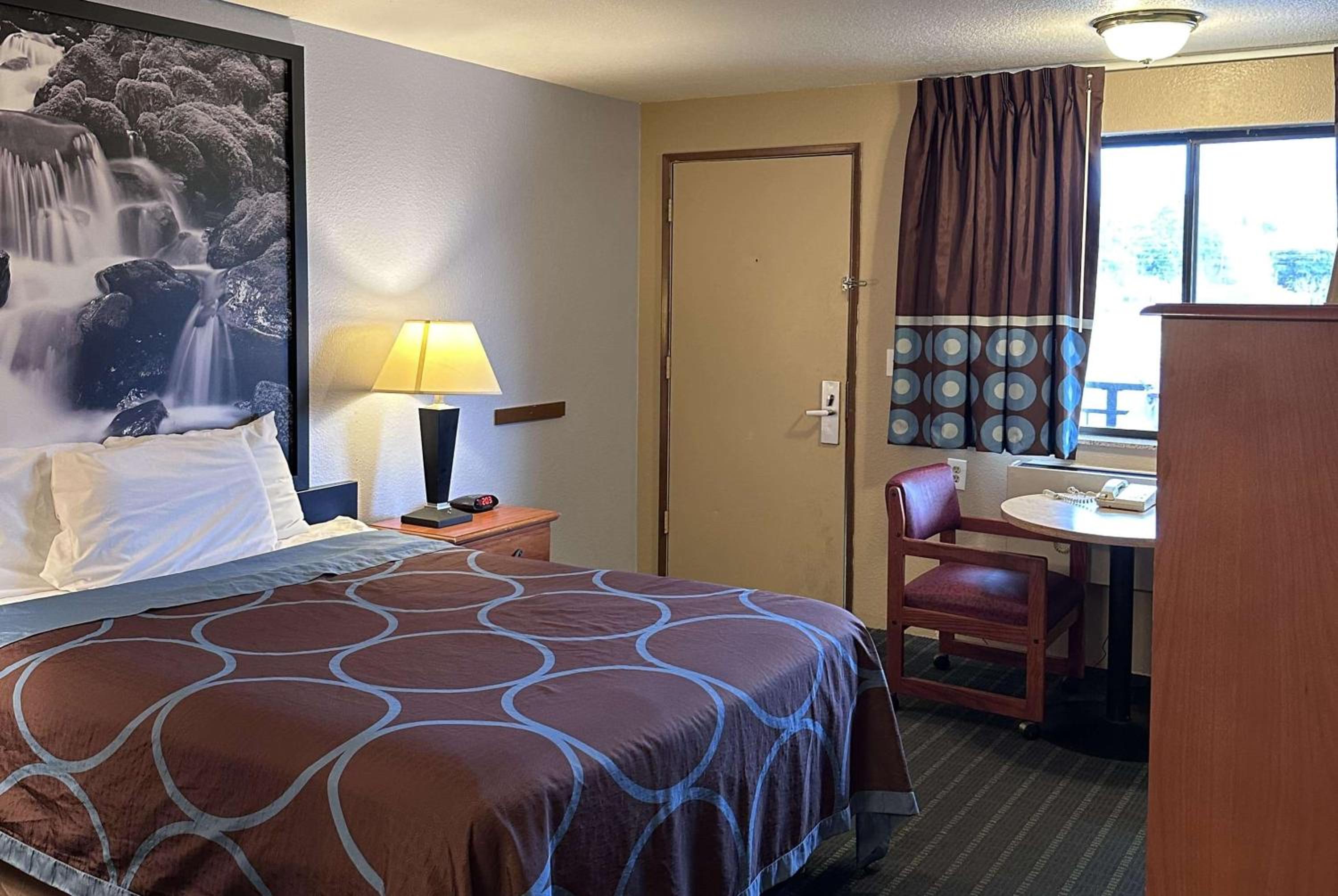 1 Queen Bed, Mobility Accessible Room, Bathtub w/ Grab Bars, Non-Smoking - Photo 8