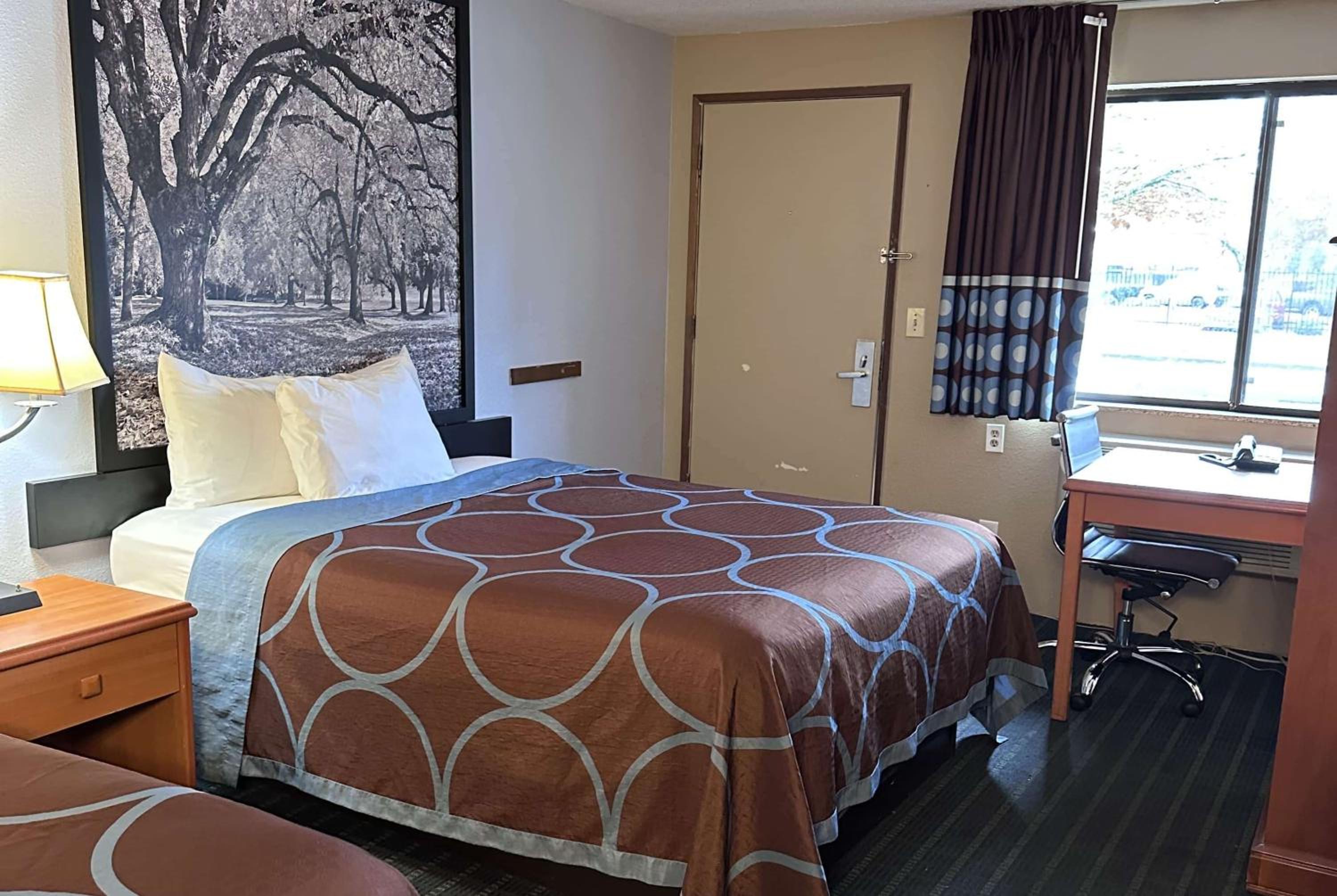 Queen Room with Two Queen Beds - Non-Smoking - Photo 5