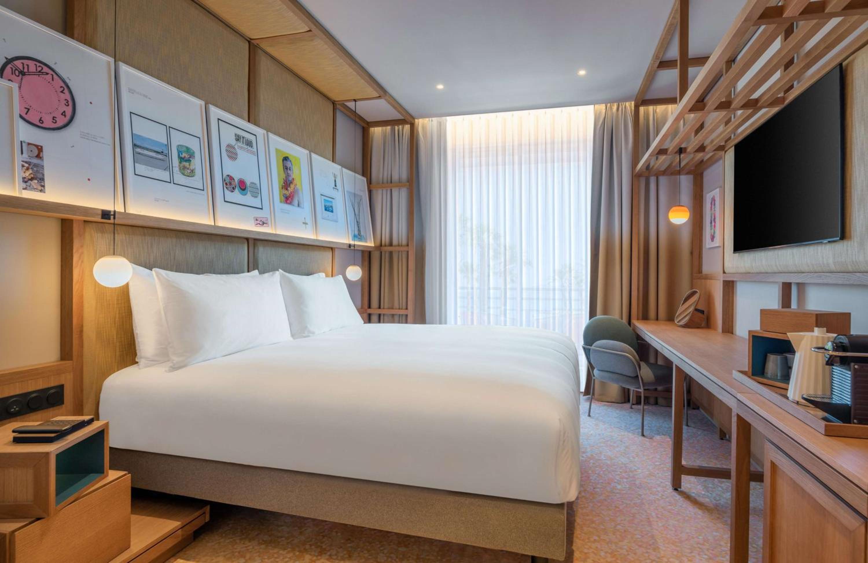 Premium King Room with Partial Sea View - Photo 9