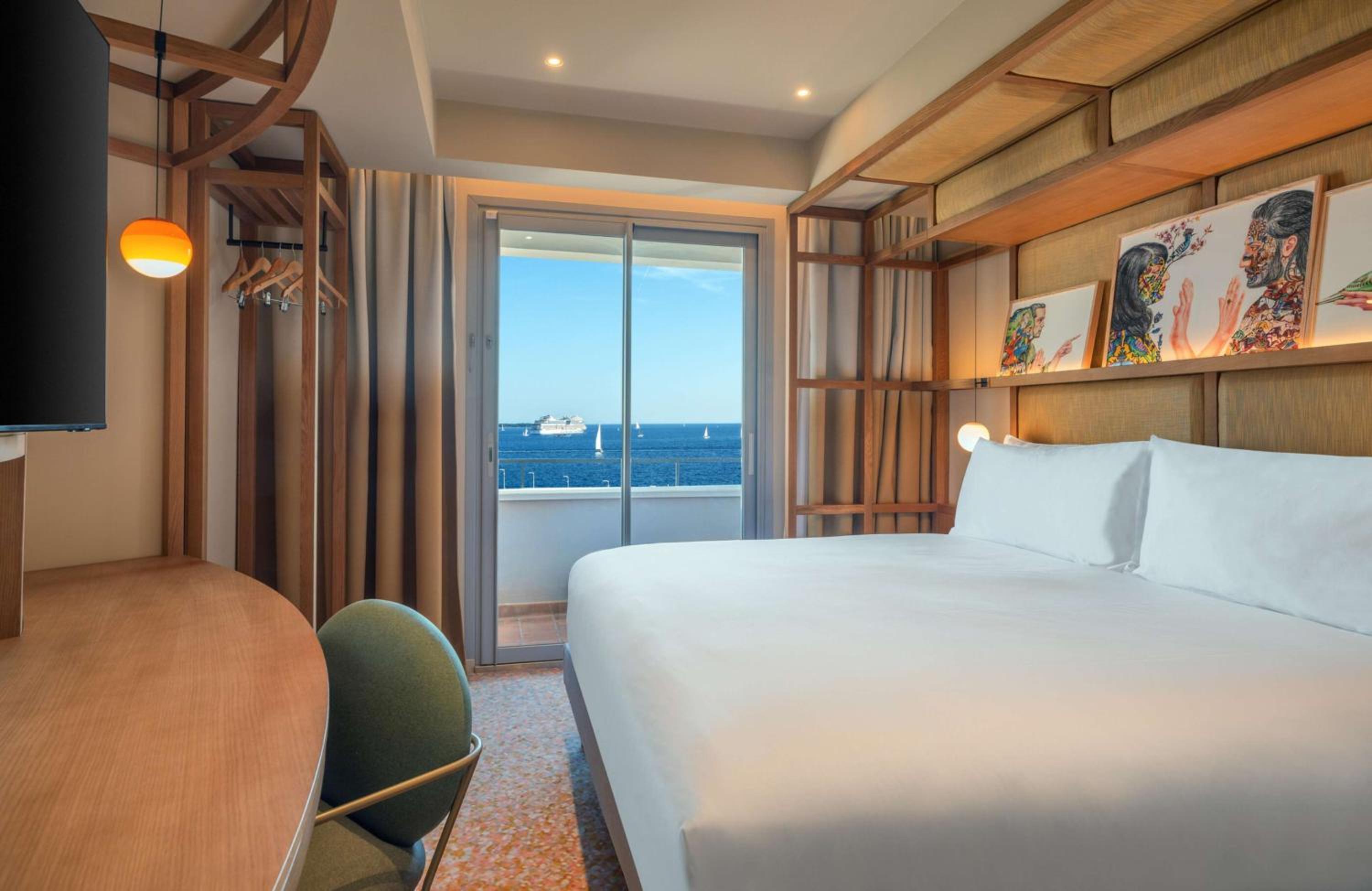 Deluxe King Room with Sea View - Photo 2