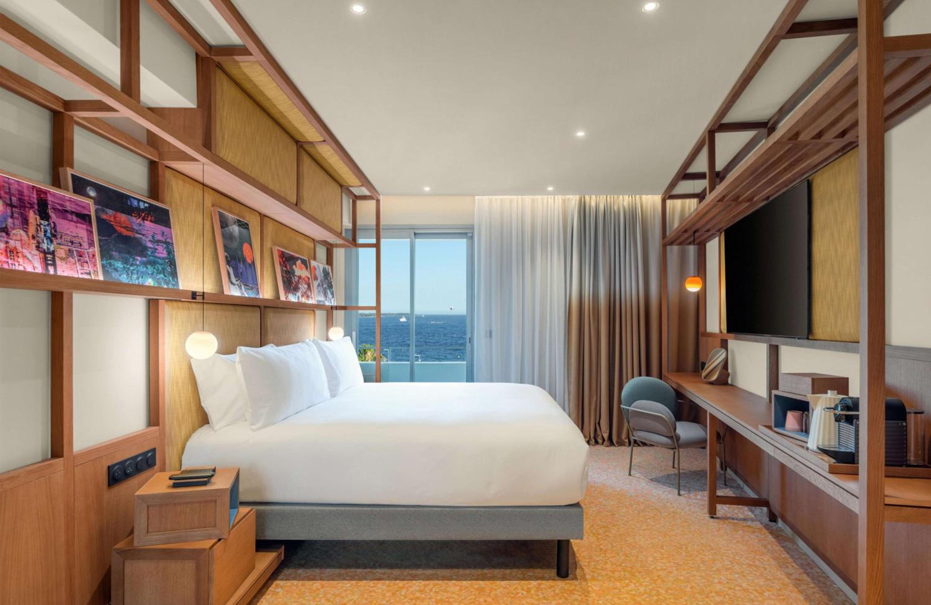Deluxe King Room with Sea View - Photo 12