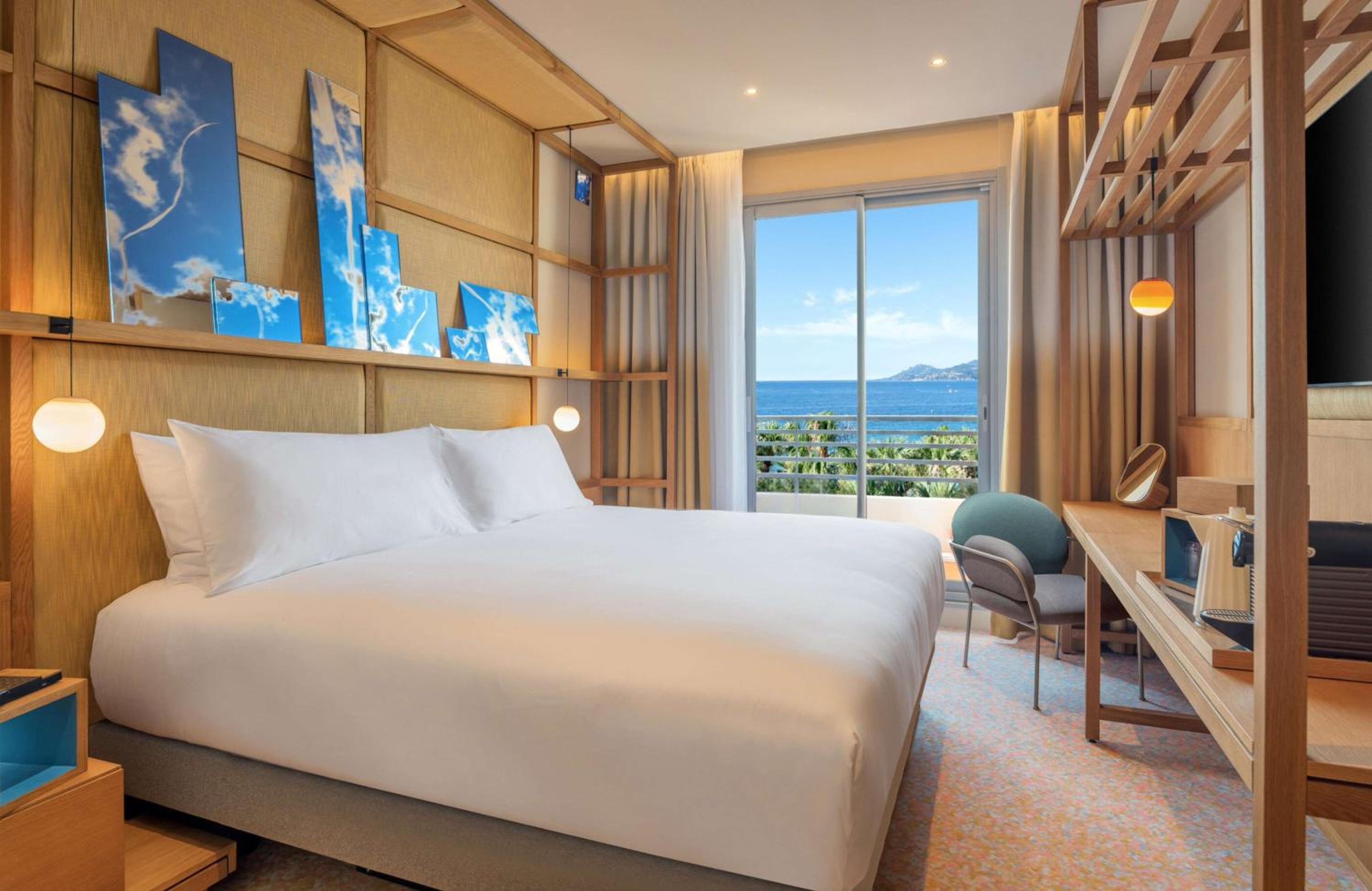 Deluxe King Room with Sea View - Photo 11