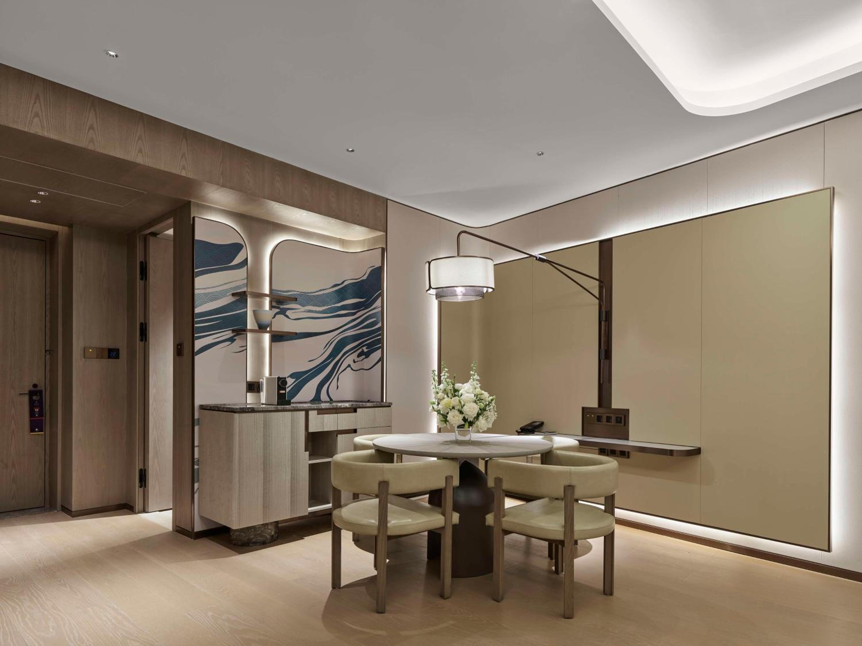 Deluxe King Suite