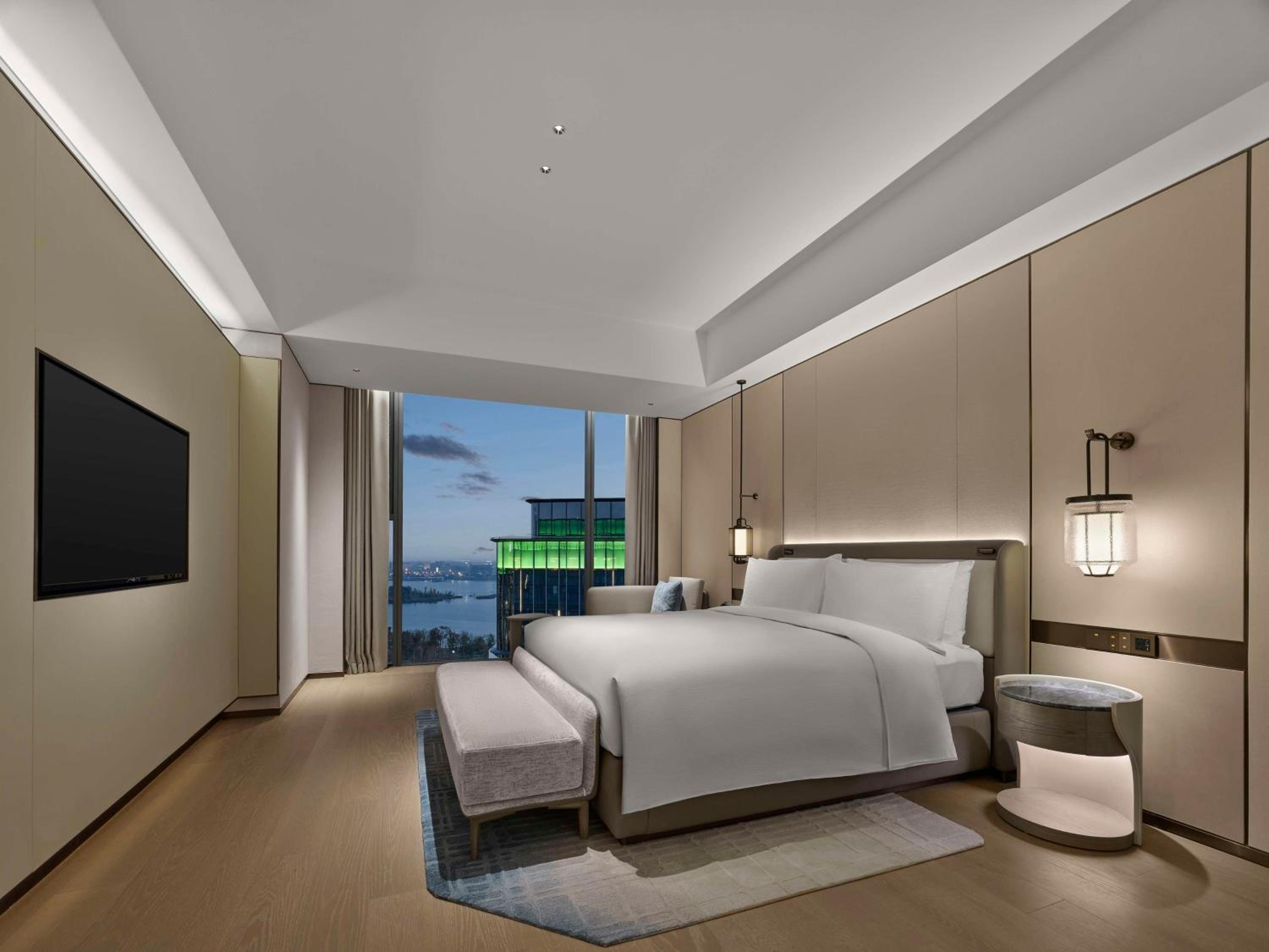 Deluxe King Suite