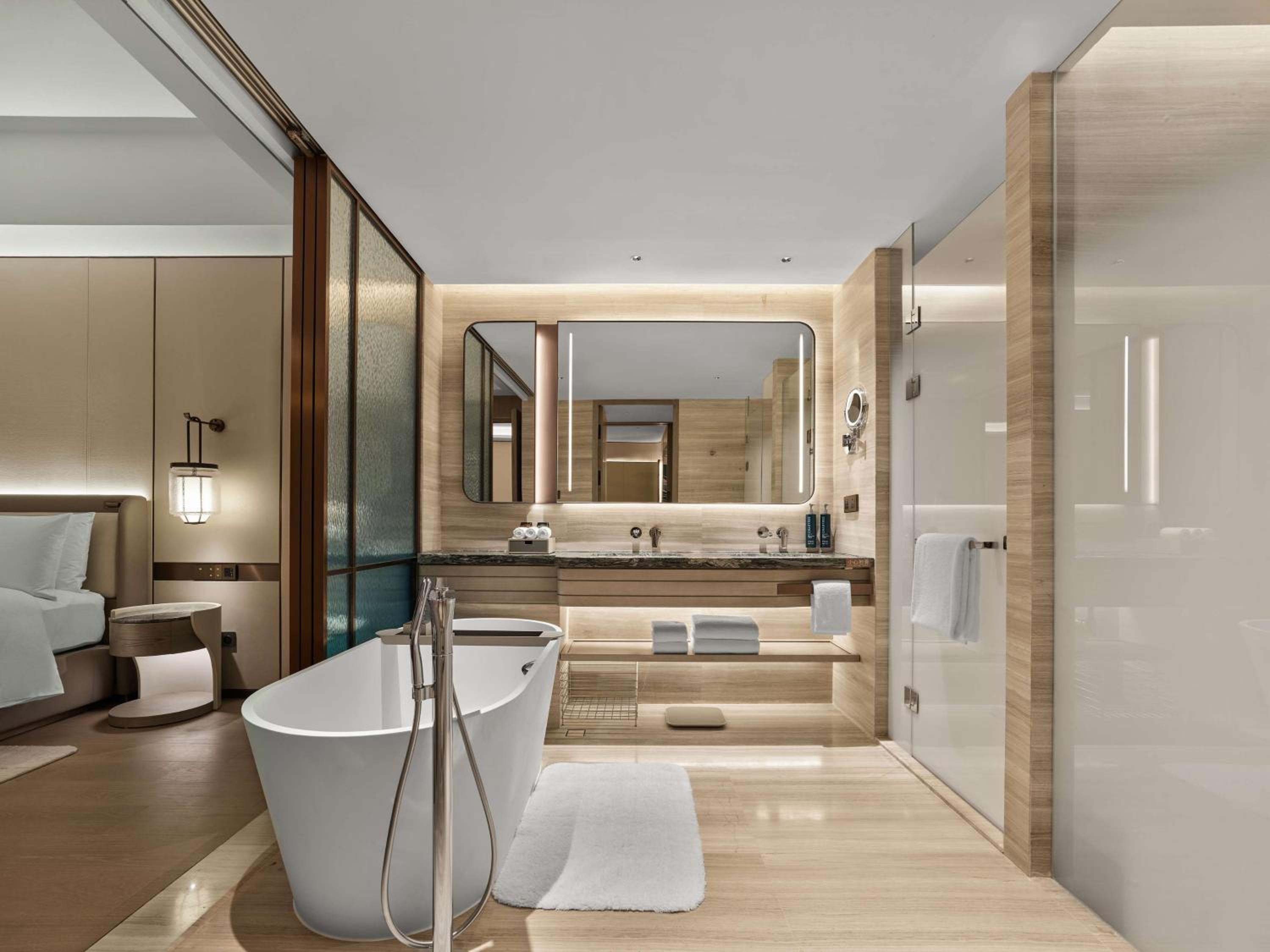 Deluxe King Suite