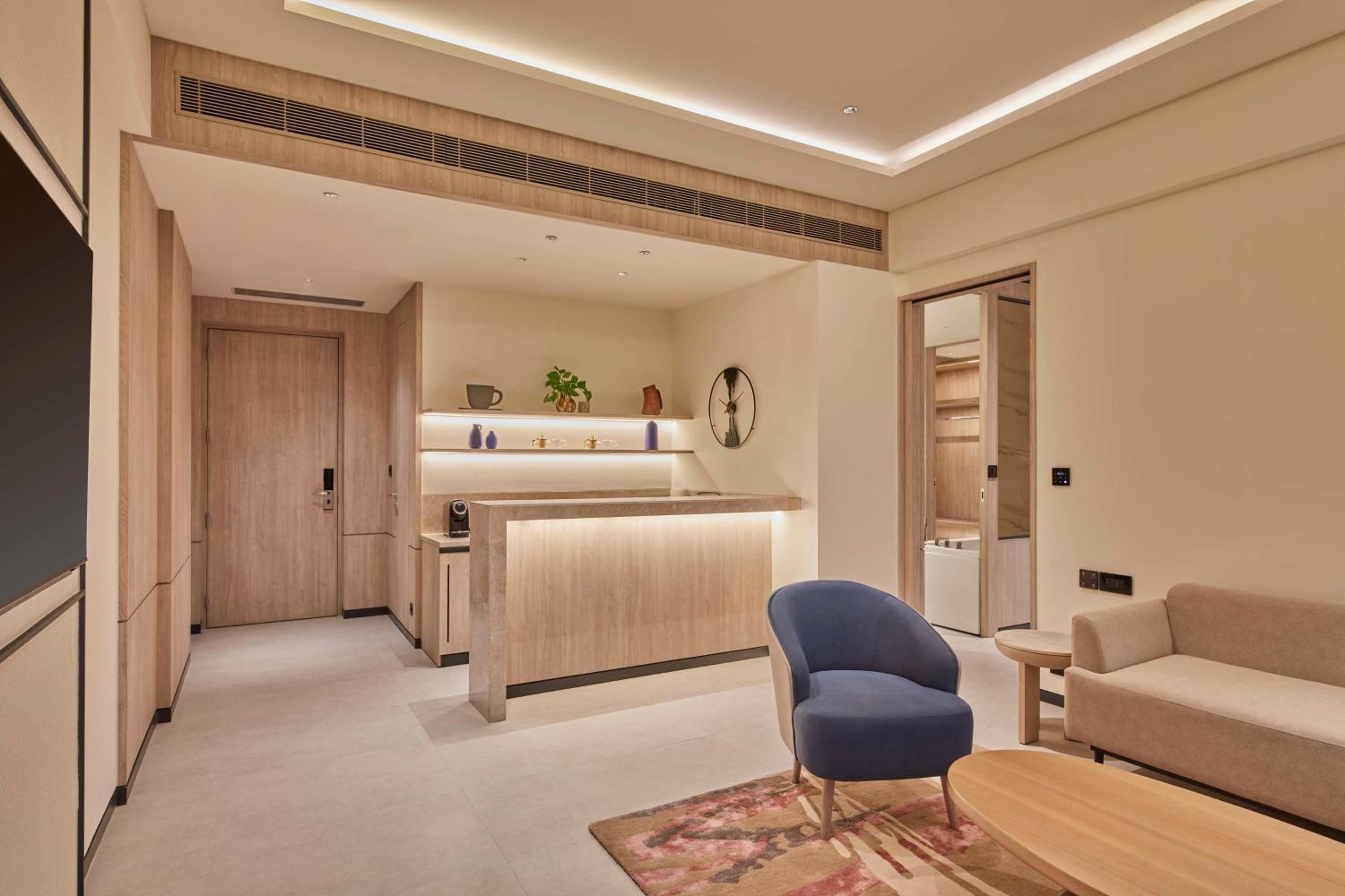 Premium King Suite with Balcony - Lounge Access - Photo 1