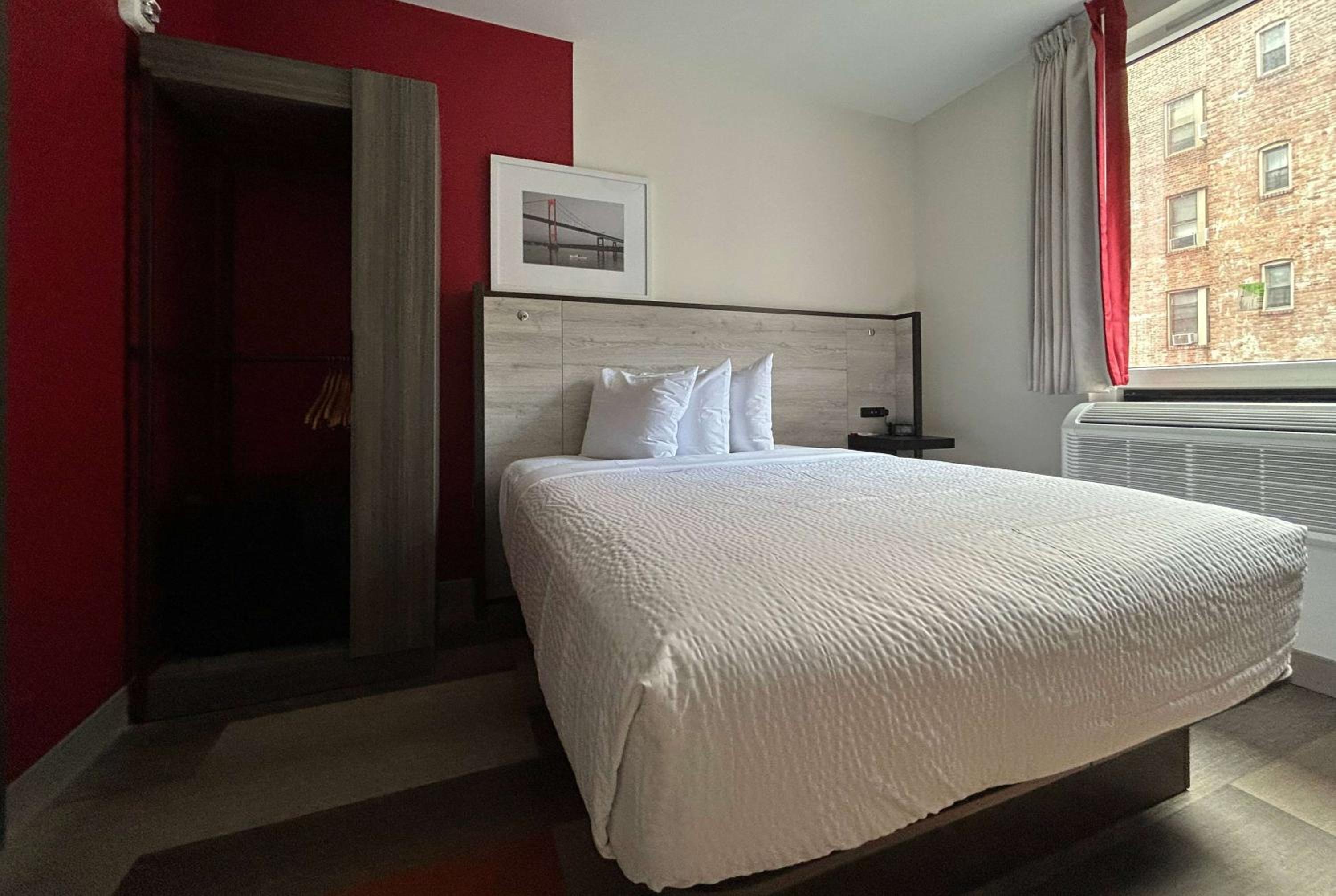 Queen Room with Roll In Shower - Mobility Accessible/Non-Smoking - Photo 1