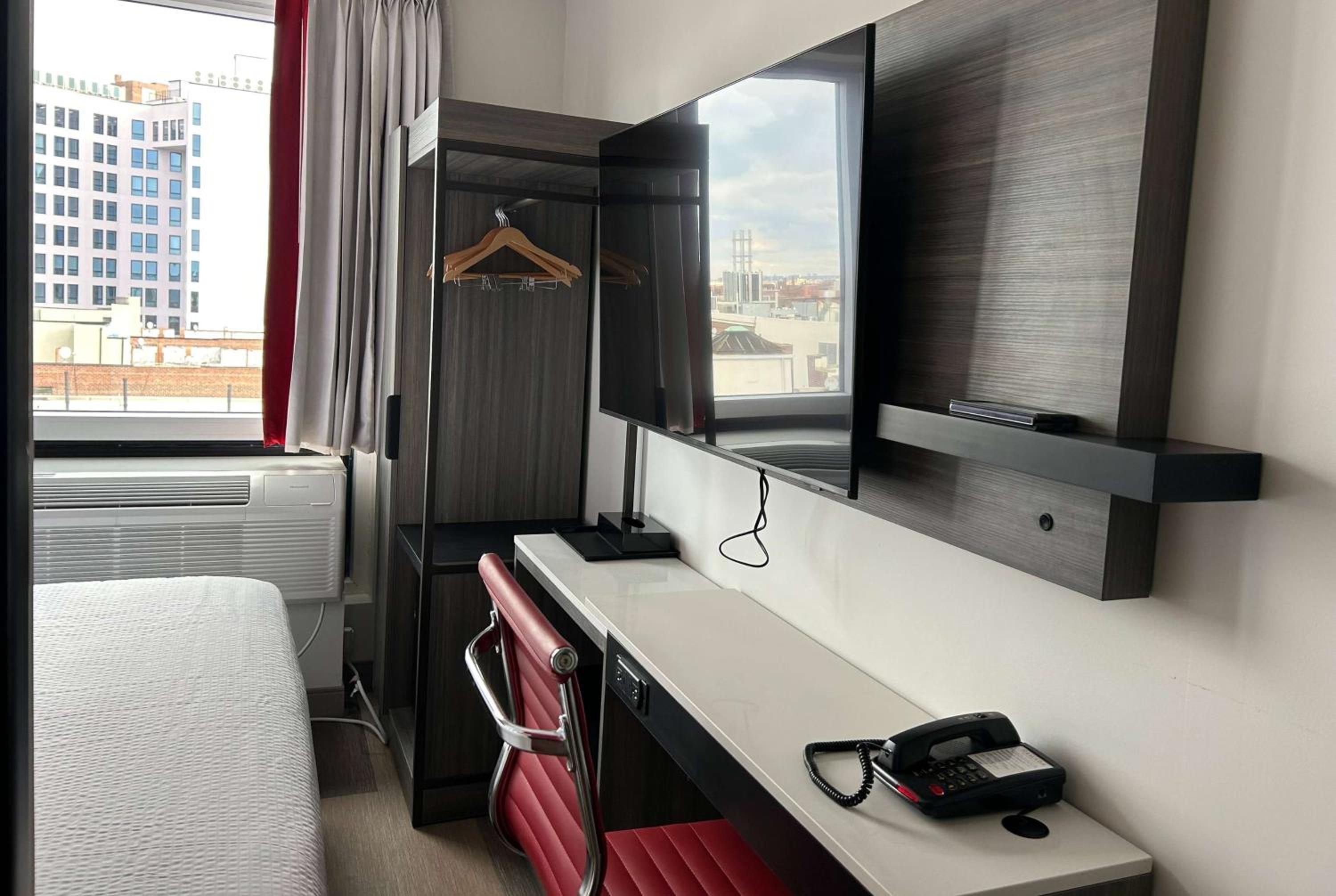 King Room - Non-Smoking - Photo 4