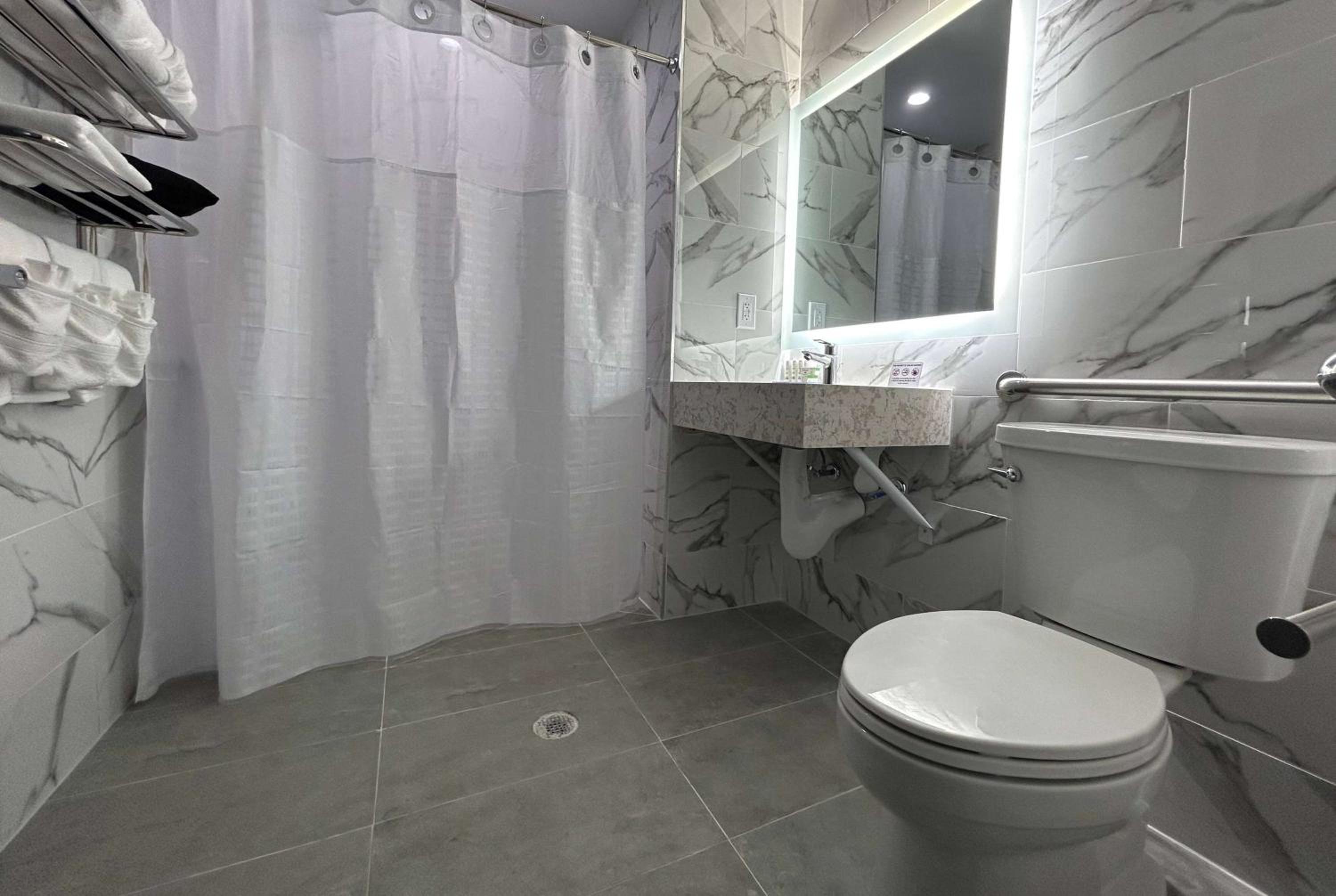 Queen Room with Roll In Shower - Mobility Accessible/Non-Smoking - Photo 2