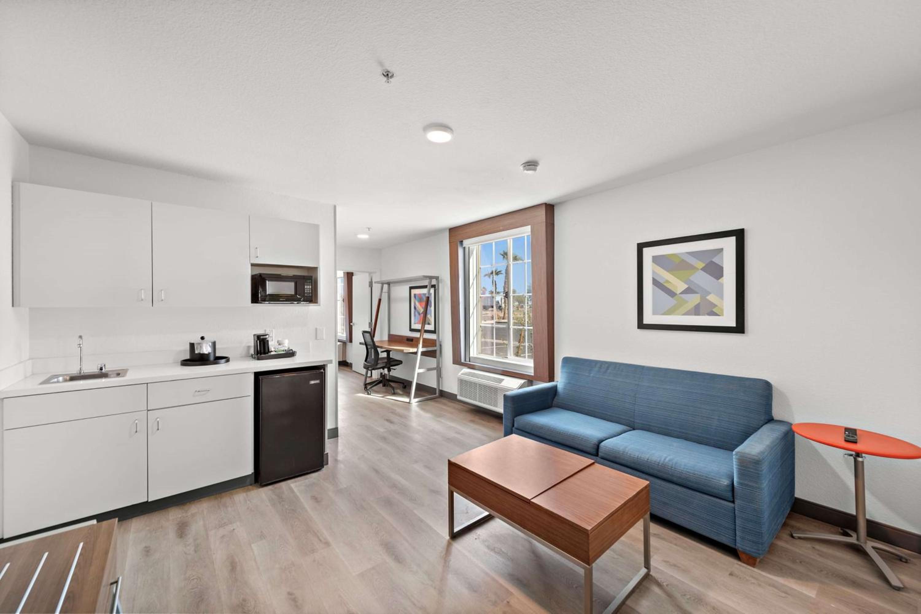 King Room with Balcony - Hearing Access - Photo 1