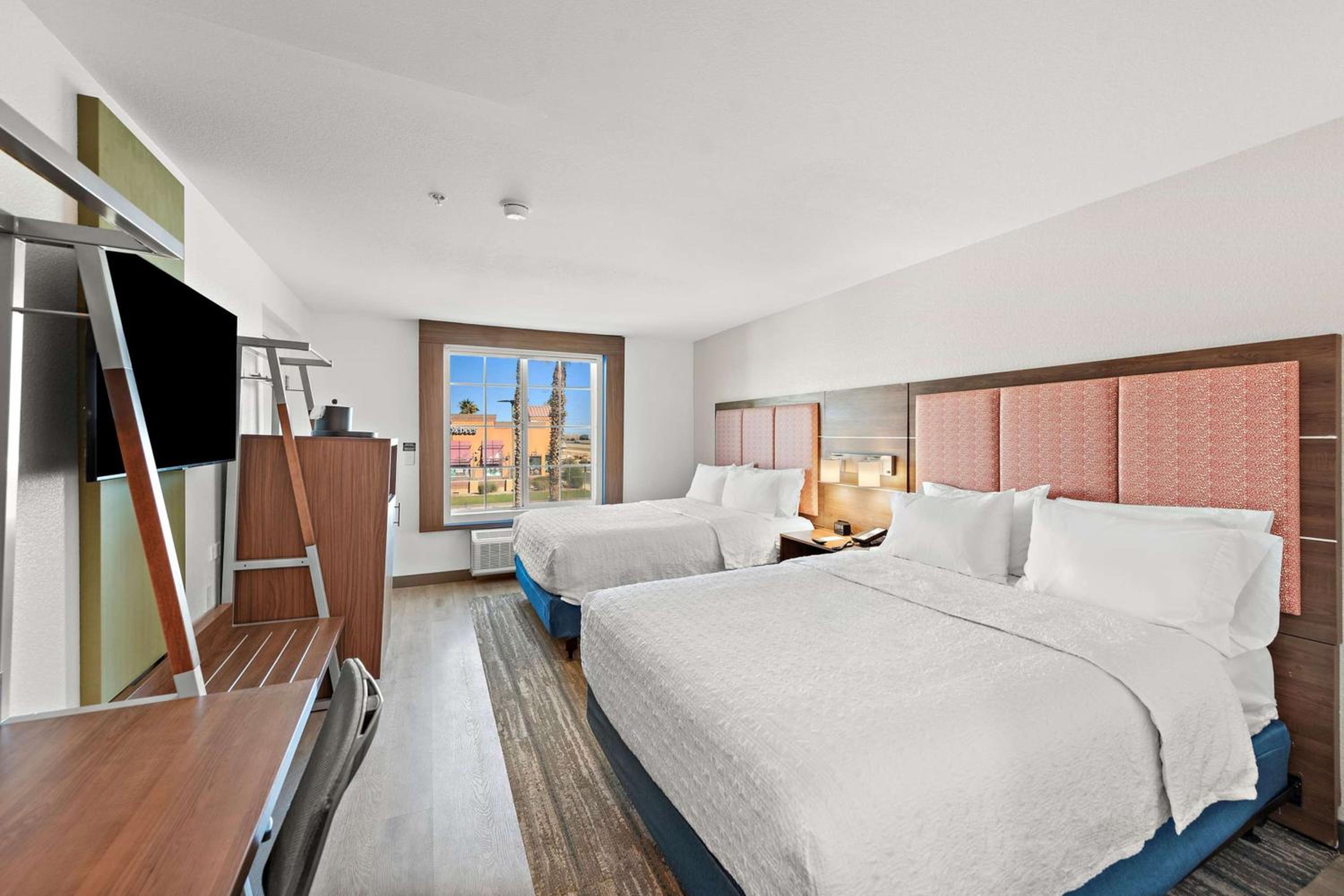 Queen Room with Two Queen Beds - Photo 7
