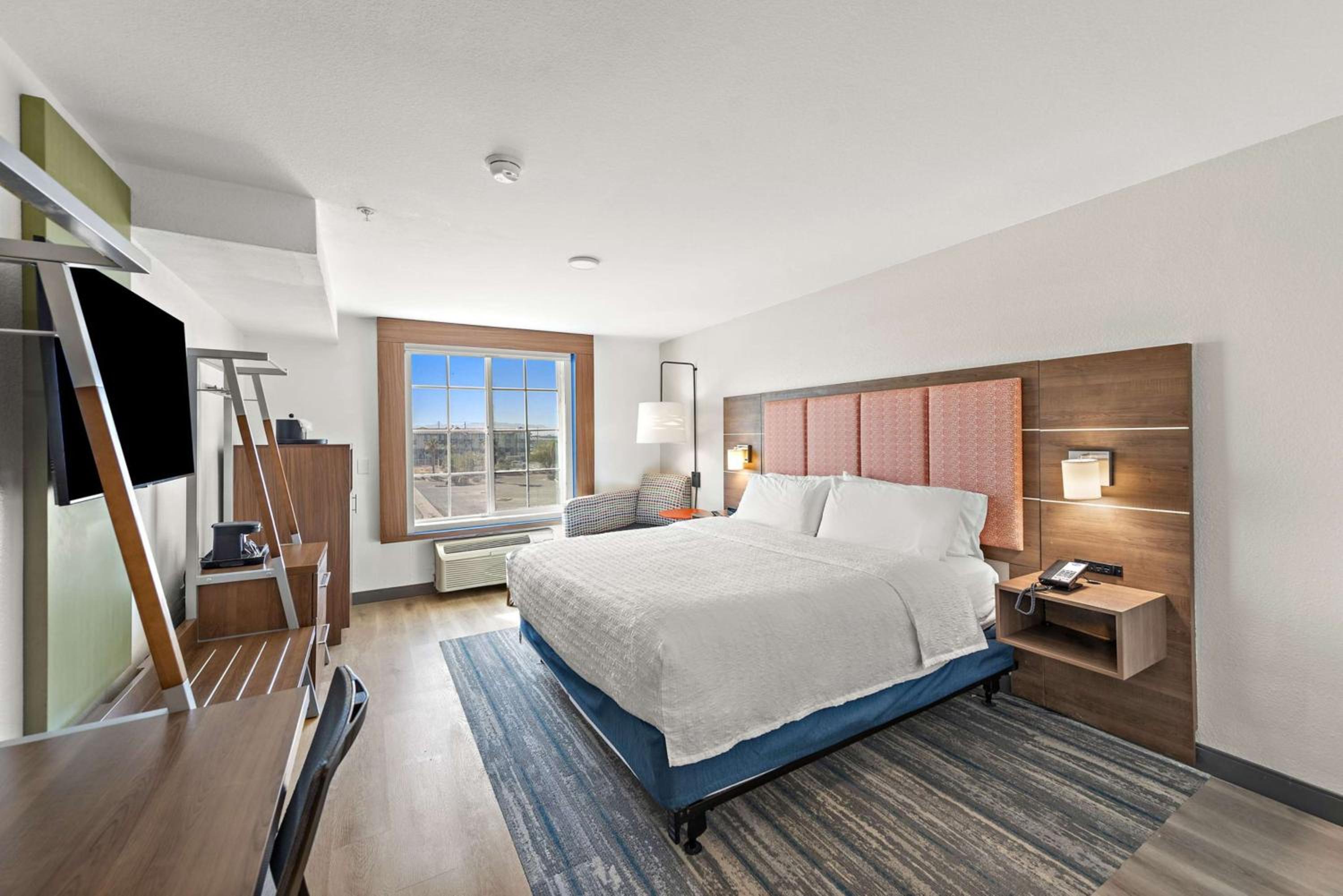 King Room with Balcony - Hearing Access - Photo 3