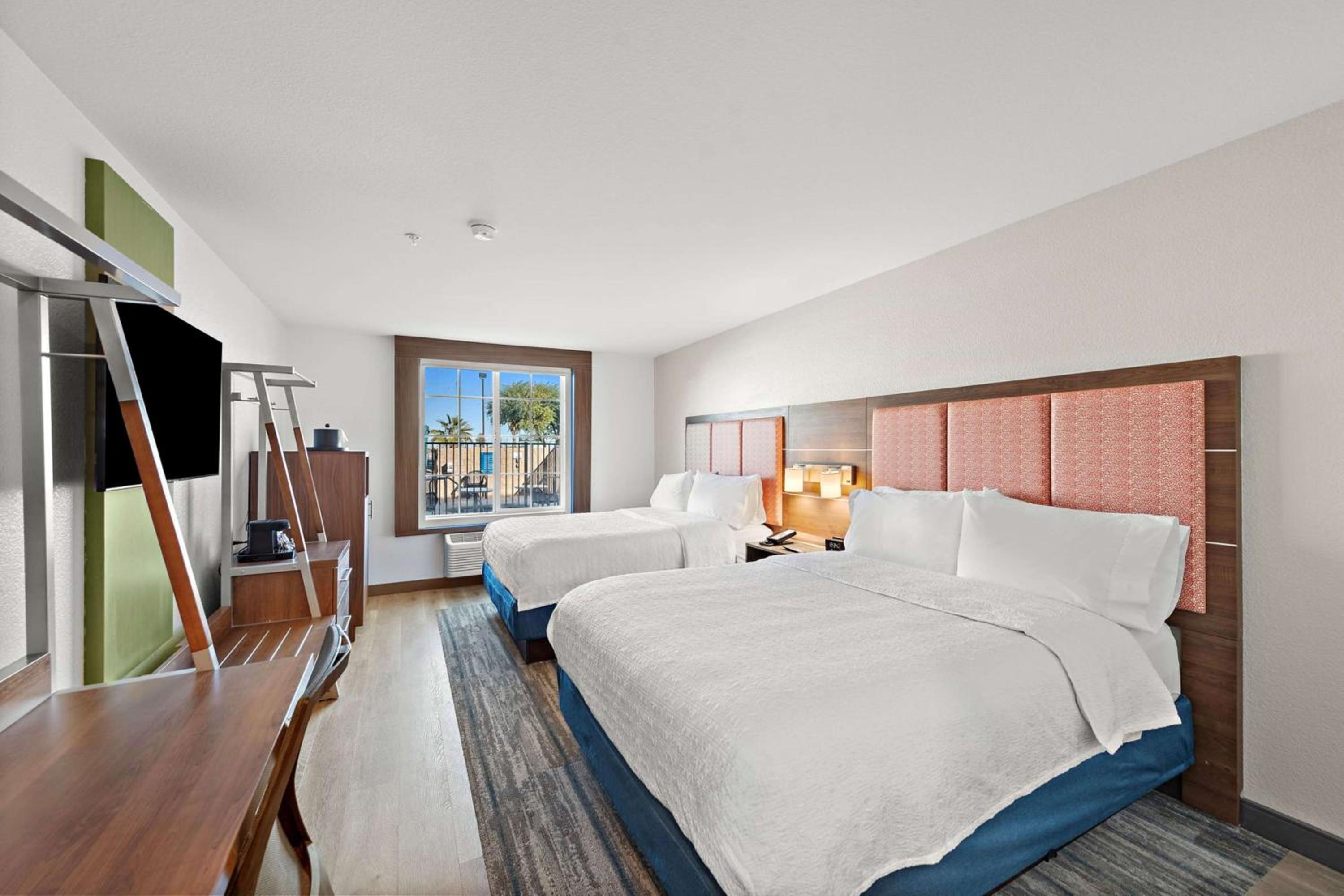 Queen Room with Two Queen Beds - Photo 5