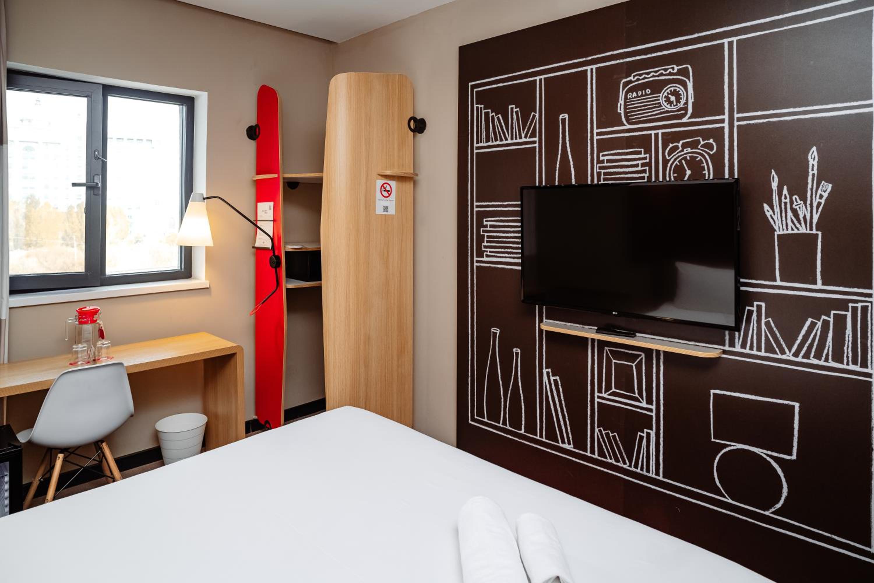 Standard Non Smoking Room with One Double Bed - Photo 1