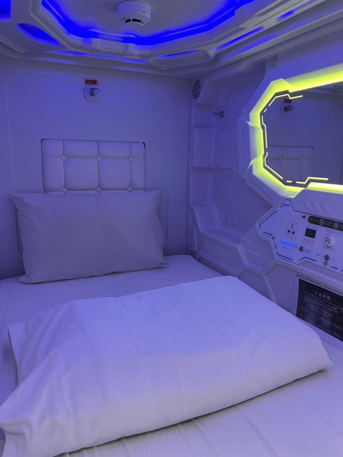 Single Bed in Mixed Dormitory Room