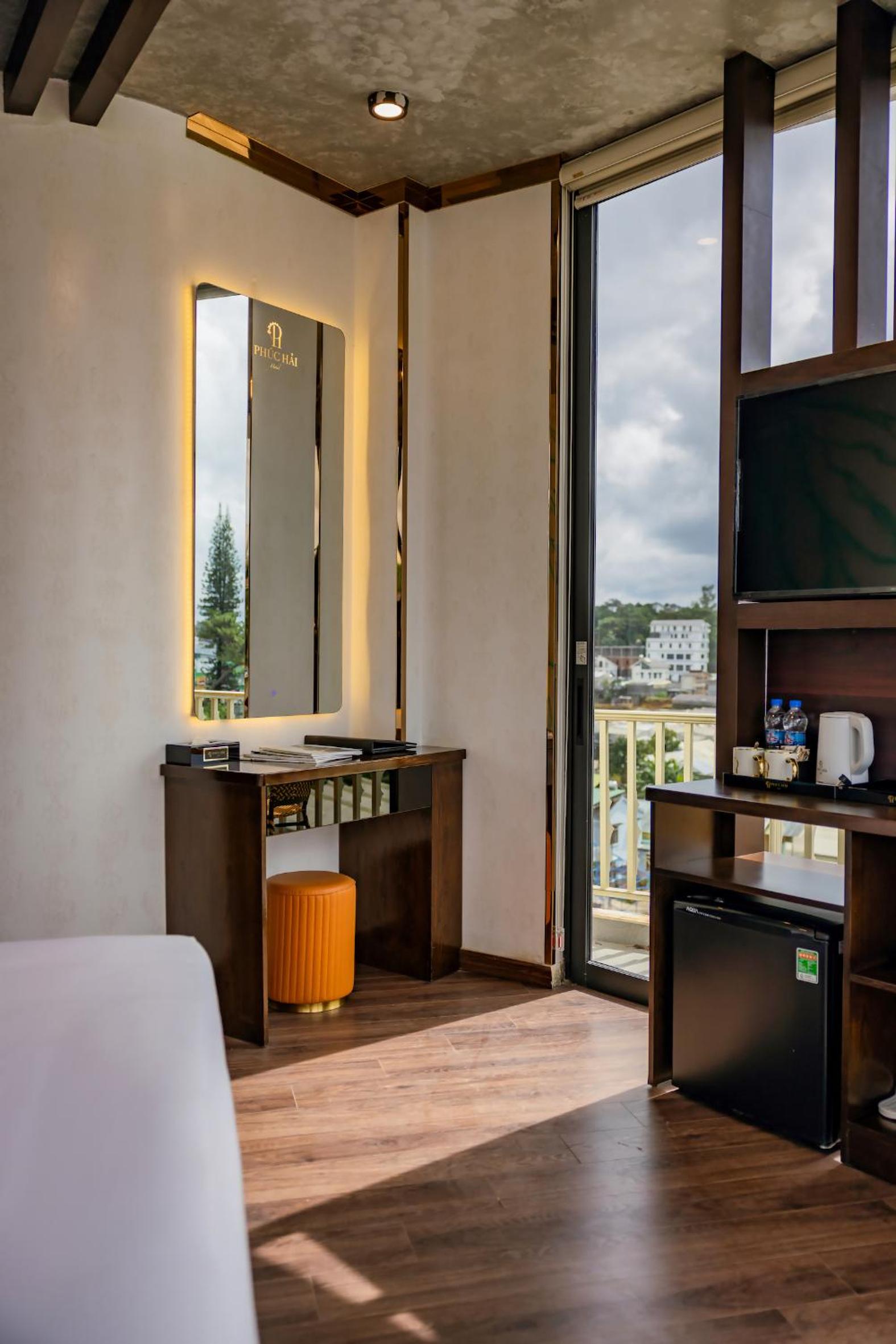 King Room with Balcony - Photo 18