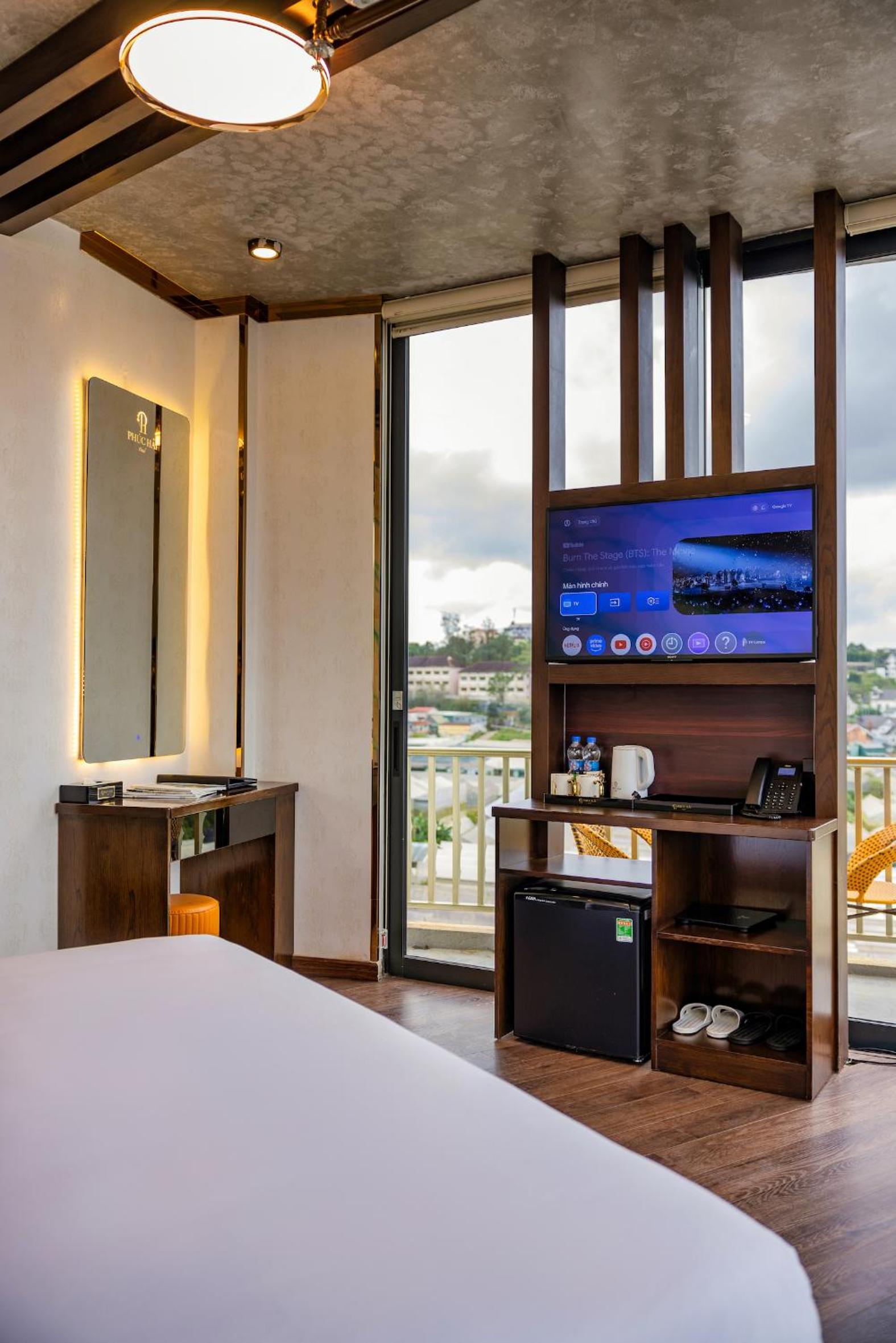 King Room with Balcony - Photo 19