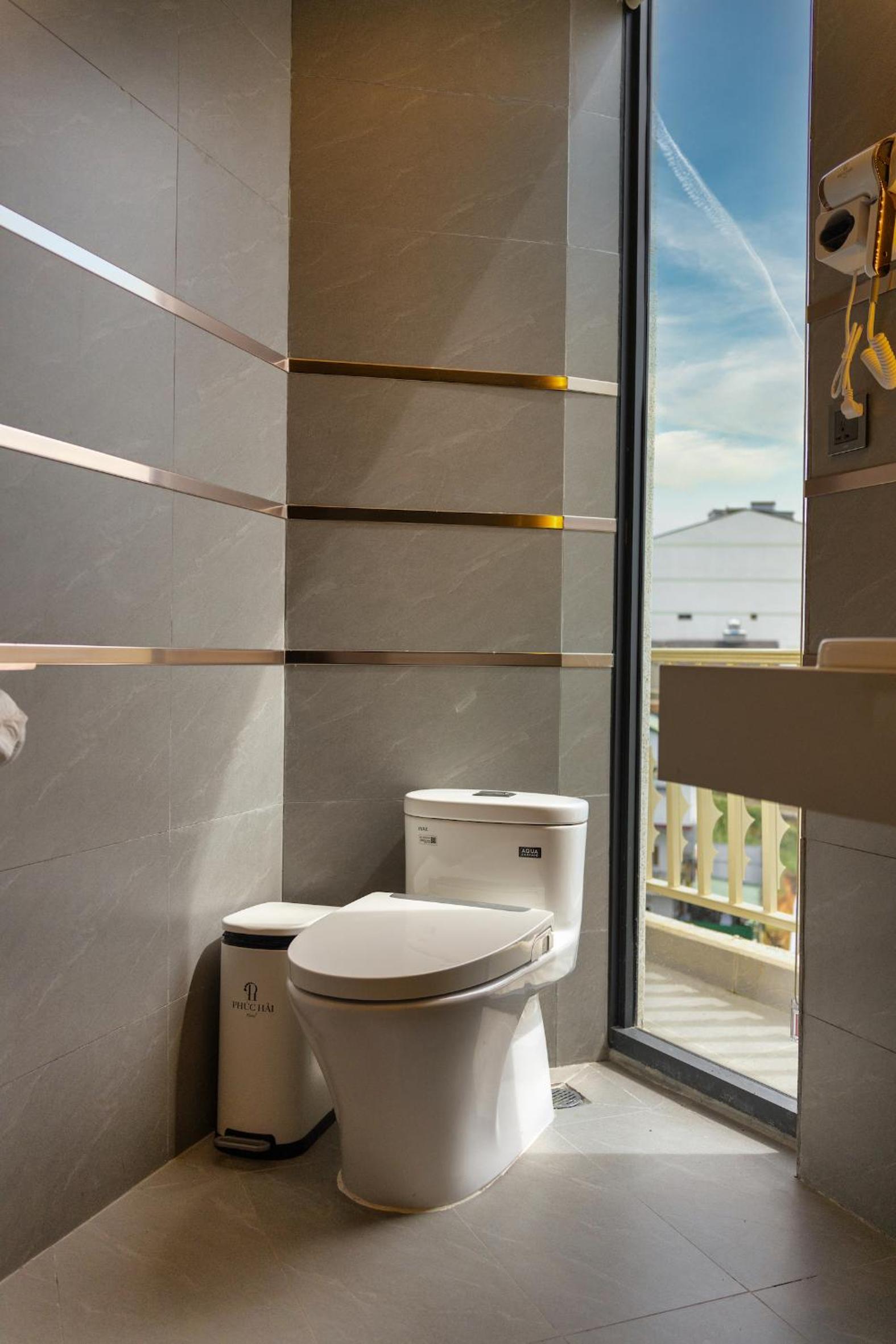 King Room with Balcony - Photo 15