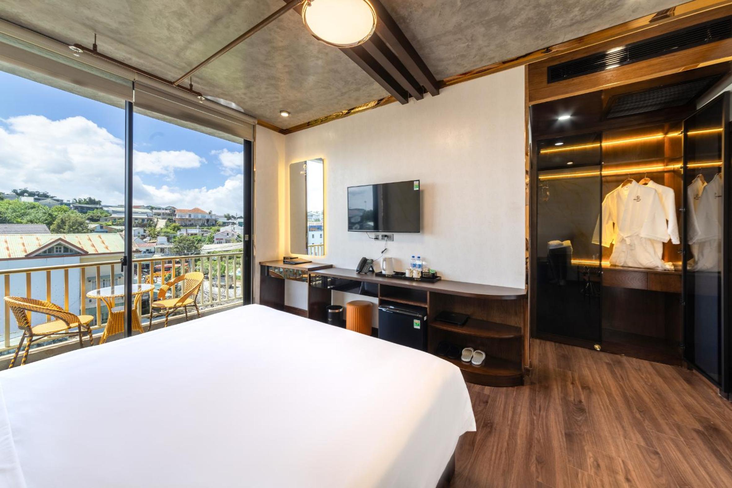 King Room with Balcony - Photo 6