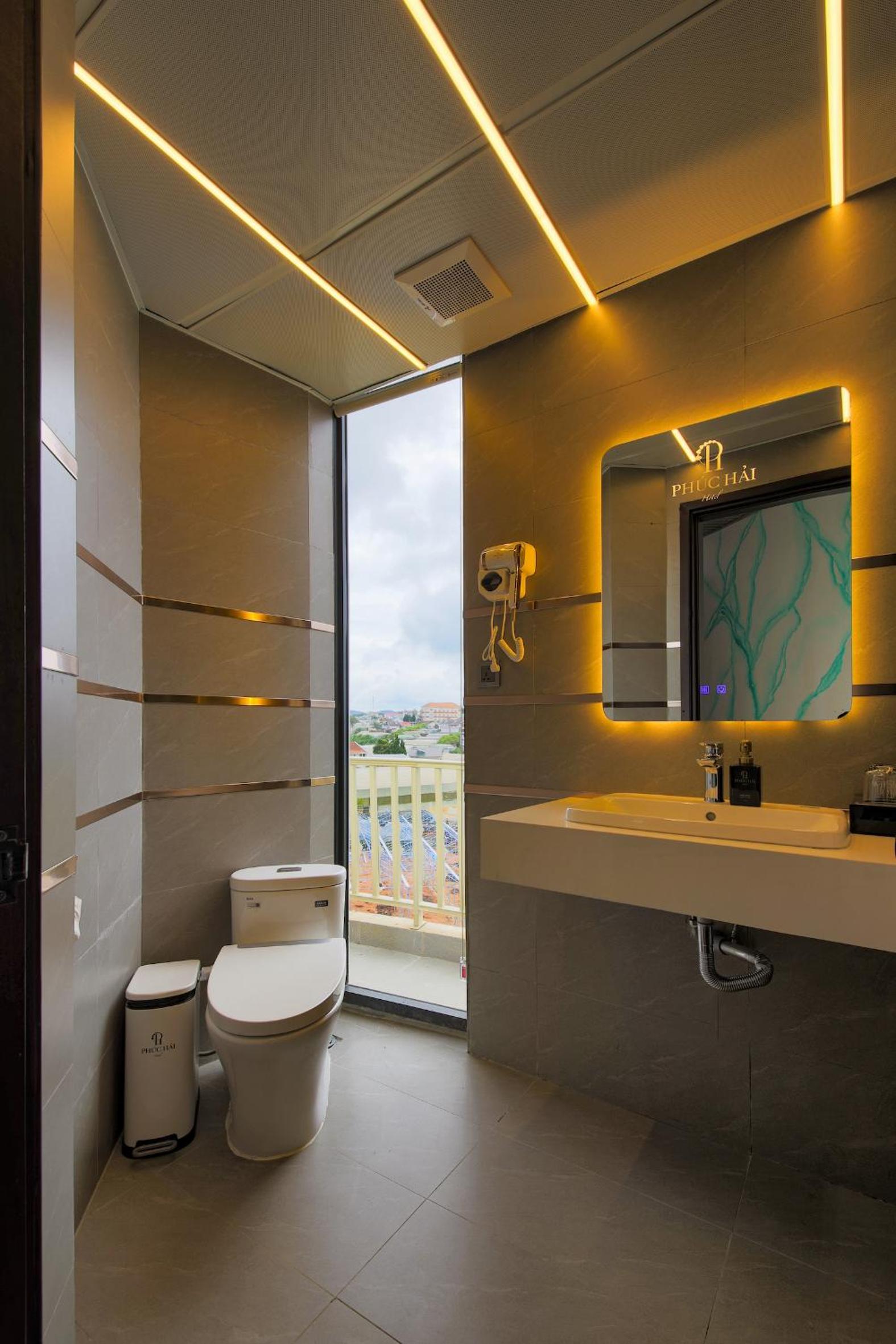 King Room with Balcony - Photo 14