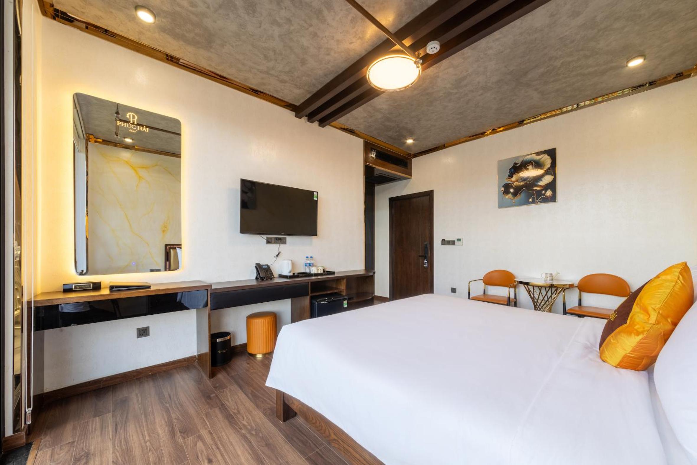 King Room with Balcony - Photo 5