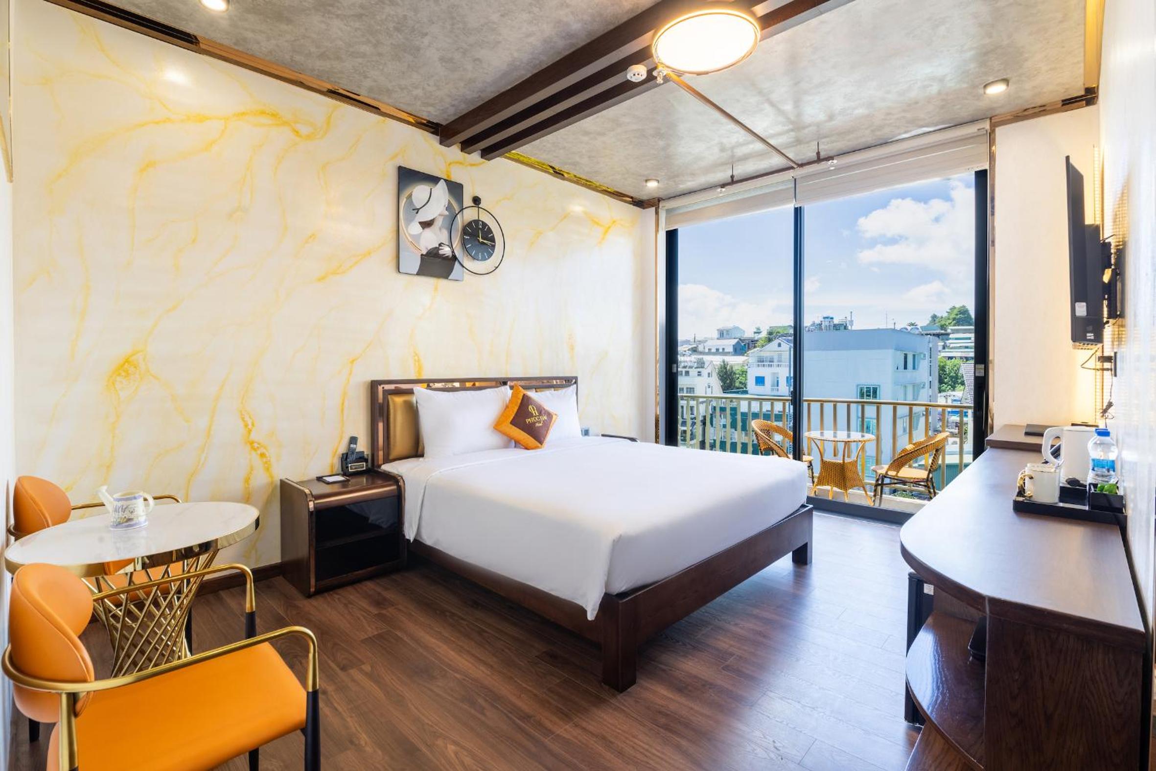 King Room with Balcony - Photo 4