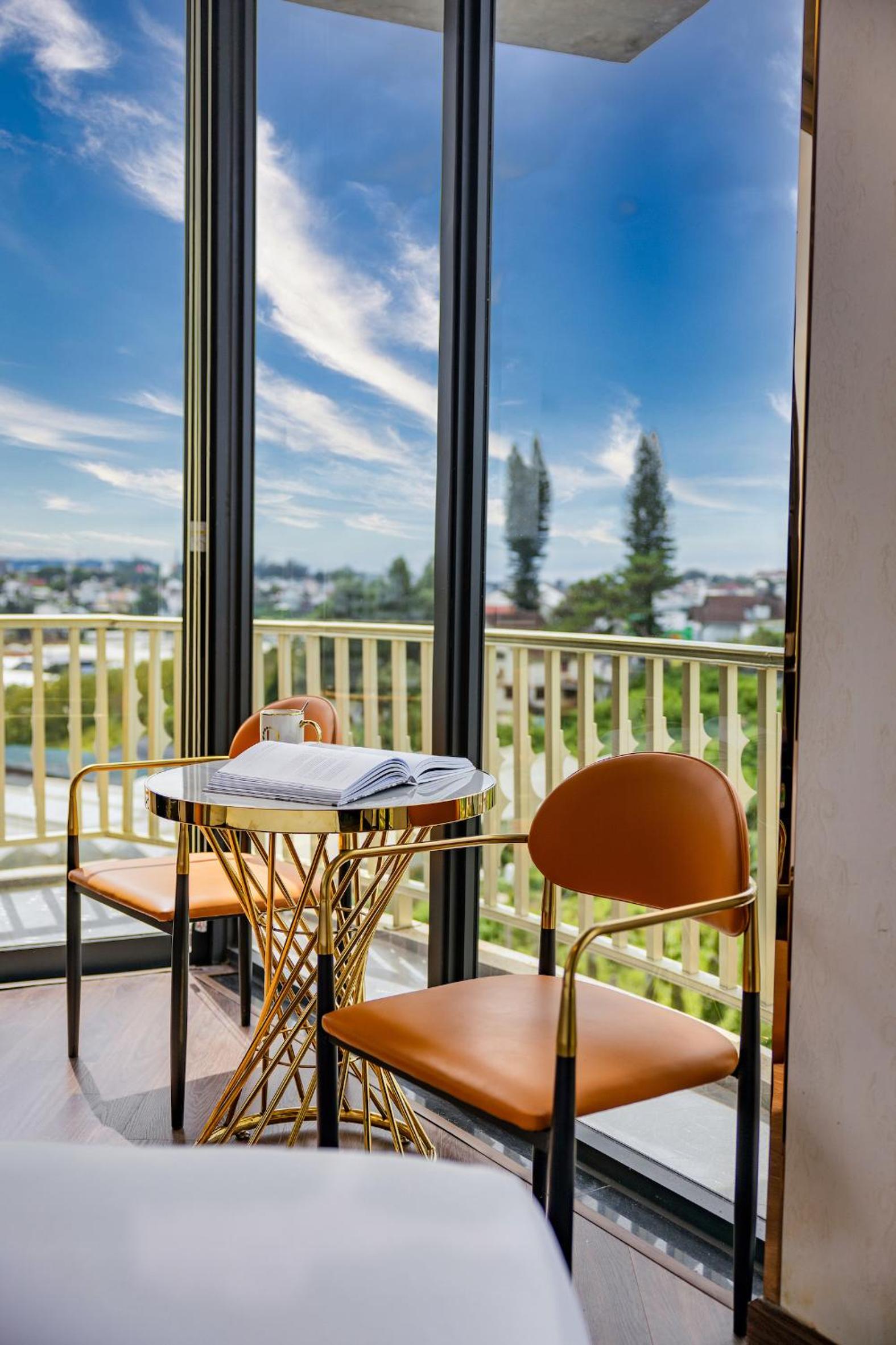 King Room with Balcony - Photo 13