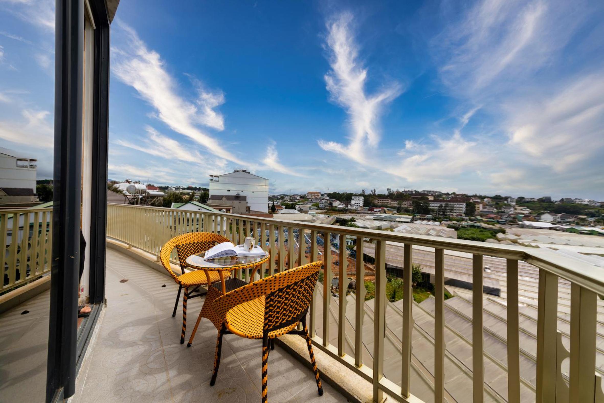 King Room with Balcony - Photo 10