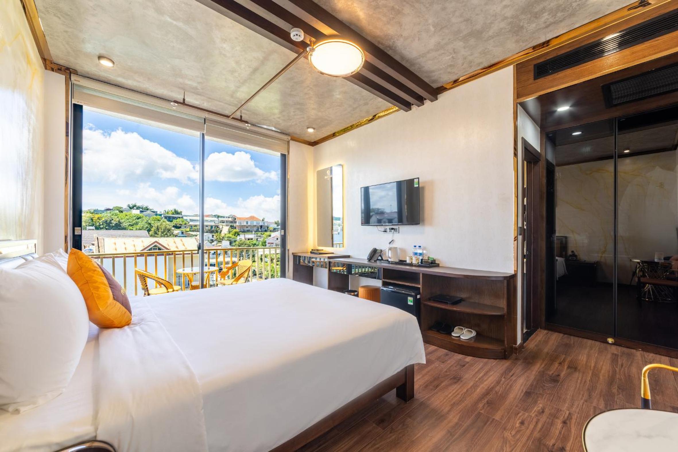 King Room with Balcony - Photo 12