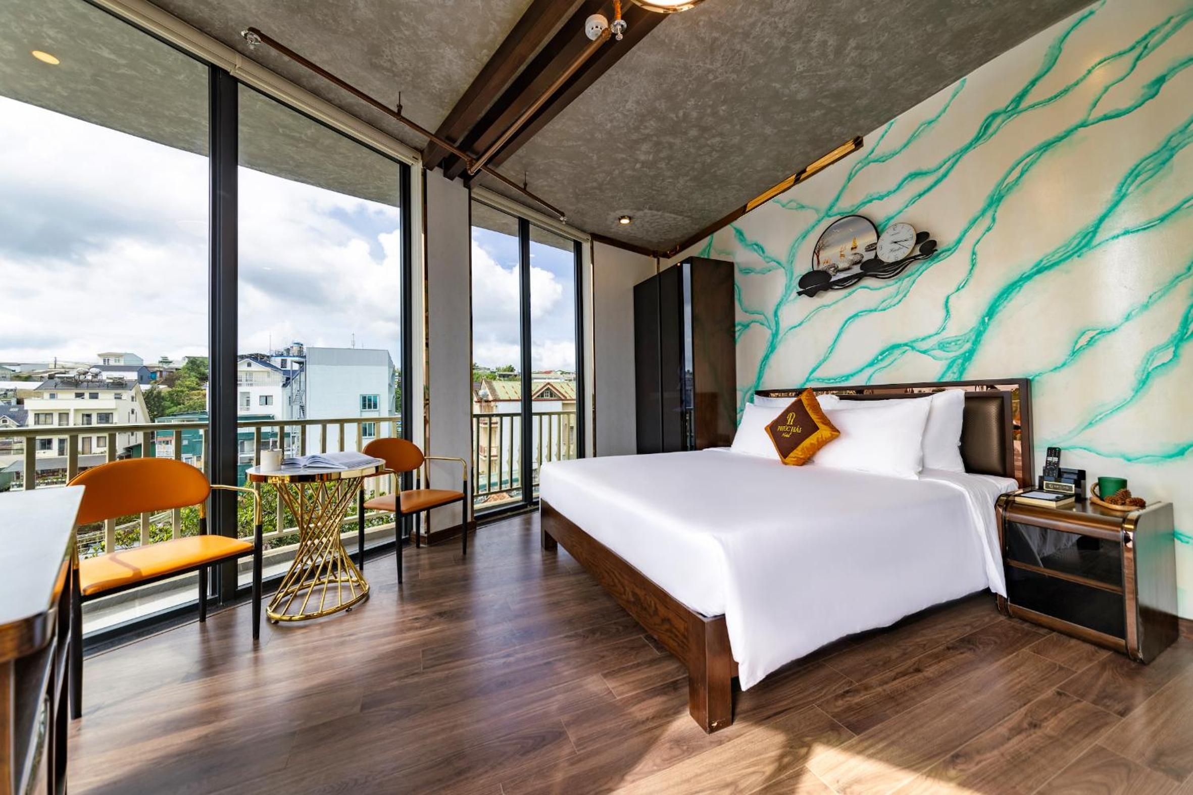 King Room with Balcony - Photo 2