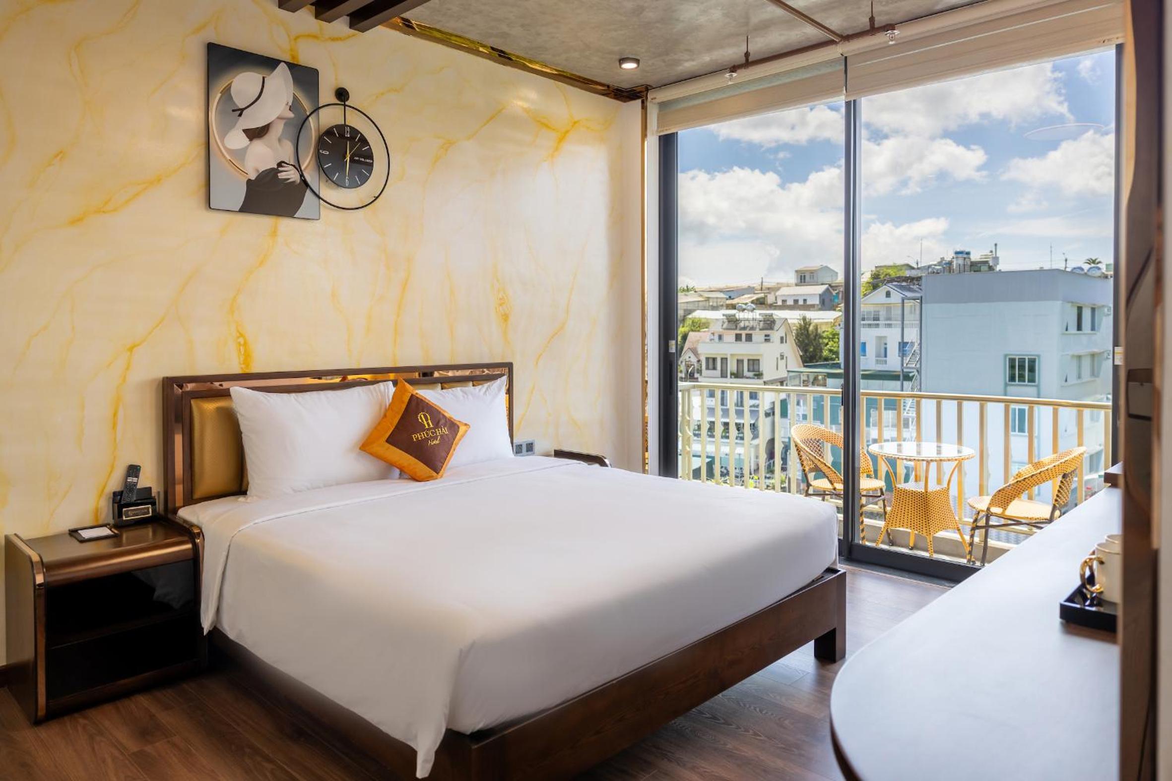 King Room with Balcony - Photo 11